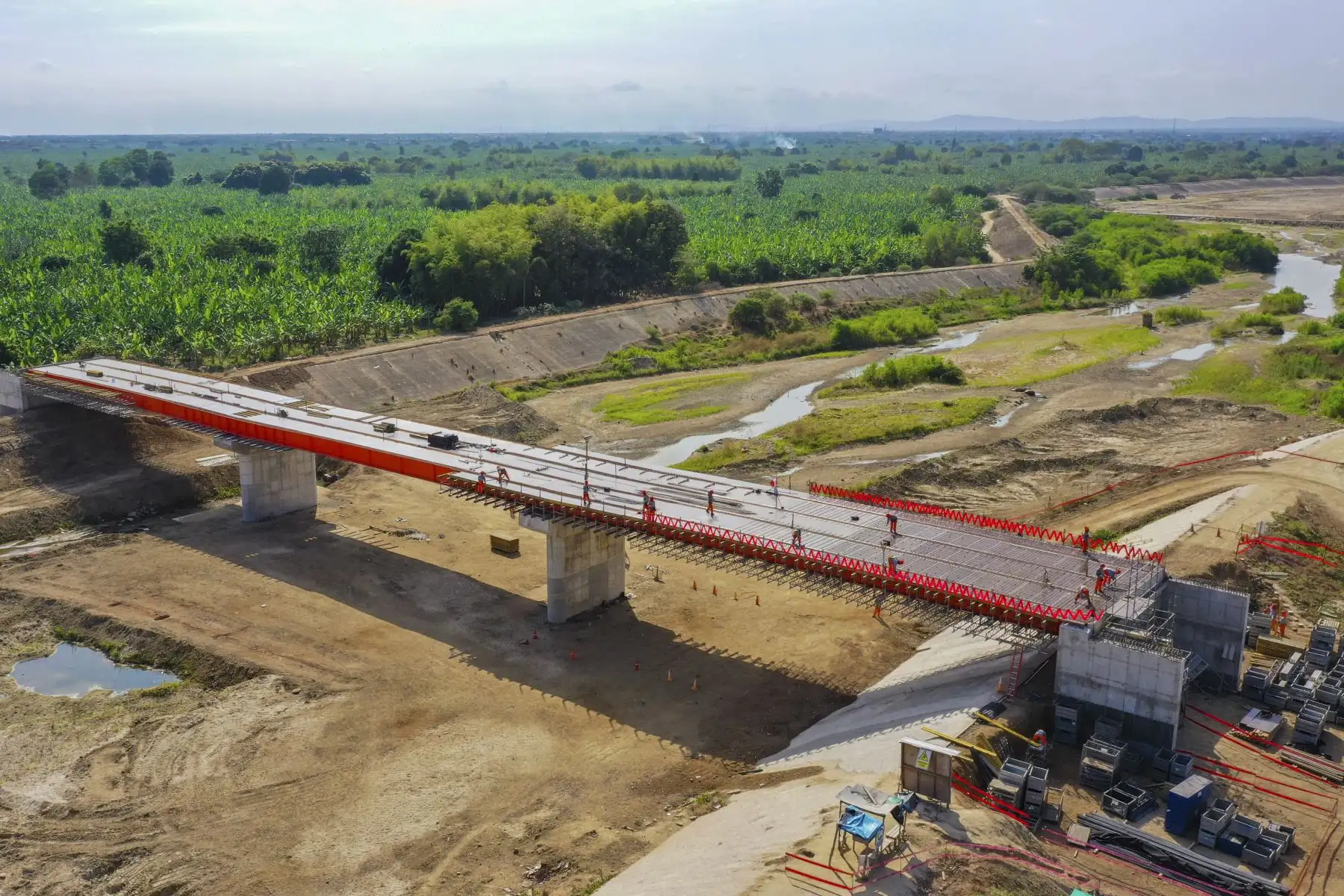 El puente Uña de Gato reemplazará al badén por donde actualmente transitan los vehículos. Este camino se interrumpe constantemente en época de lluvia, lo que impide el pase peatonal y vehicular, originando el aislamiento de las familias que viven en los alrededores. De esta manera, al culminar esta nueva vía, se mejorará las condiciones para el tránsito vehicular; y brindará mayores oportunidades comerciales y de seguridad en el transporte a los pobladores de la zona, comerciantes, transportistas y pasajeros. 
Foto: ANDINA/MTC