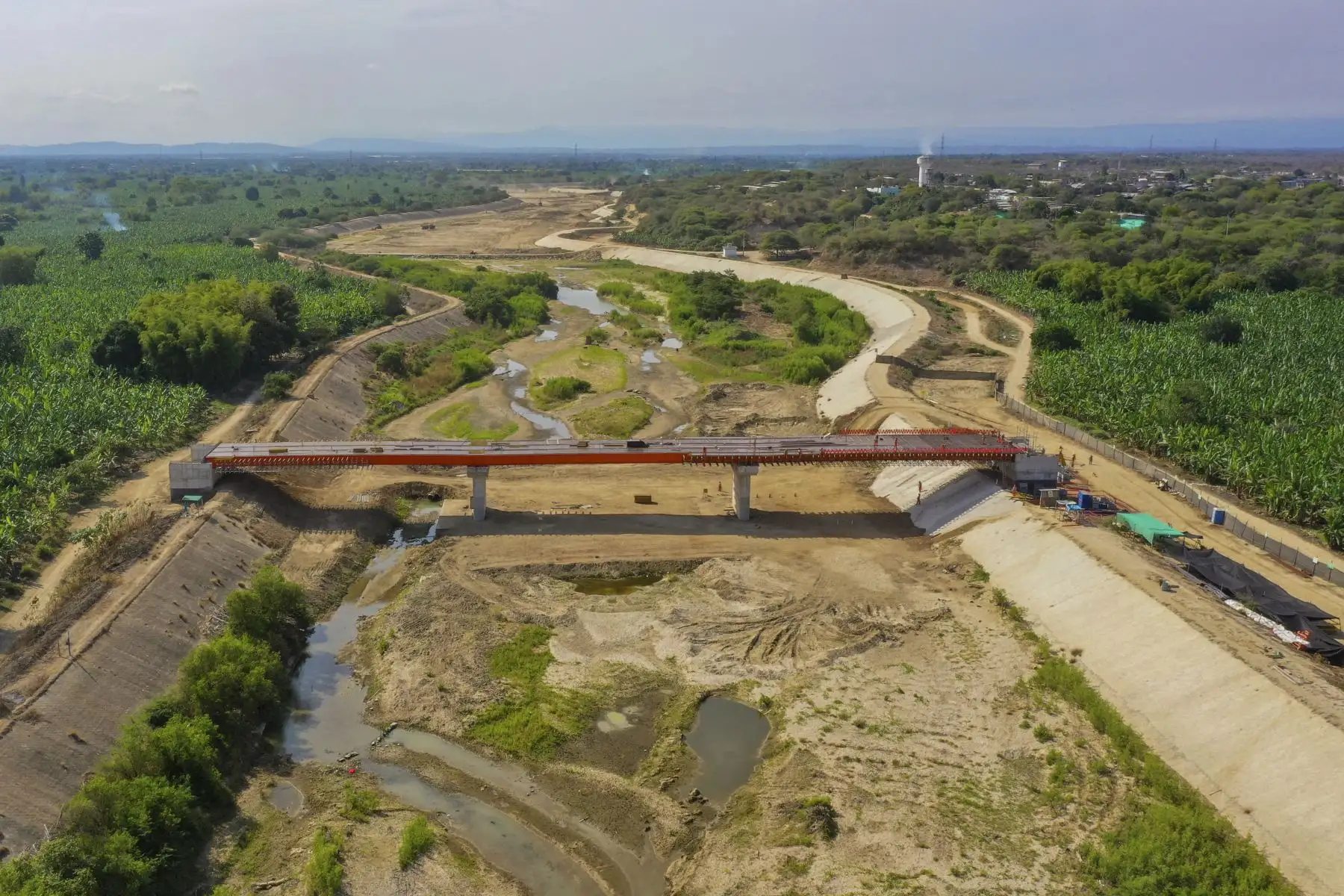 El puente Uña de Gato reemplazará al badén por donde actualmente transitan los vehículos. Este camino se interrumpe constantemente en época de lluvia, lo que impide el pase peatonal y vehicular, originando el aislamiento de las familias que viven en los alrededores. De esta manera, al culminar esta nueva vía, se mejorará las condiciones para el tránsito vehicular; y brindará mayores oportunidades comerciales y de seguridad en el transporte a los pobladores de la zona, comerciantes, transportistas y pasajeros. 
Foto: ANDINA/MTC