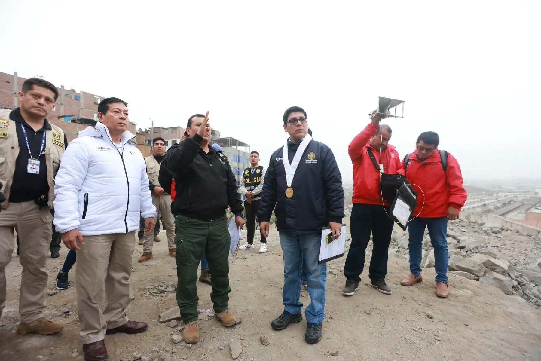 Hoy el ministro de Justicia y Derechos Humanos, Eduardo Arana Ysa, en atención al estado de emergencia en el distrito de San Juan de Lurigancho, encabezó el operativo junto a la Policía Nacional del Perú, Fiscalía de la Nación y la Dirección General de Fiscalización y Sanciones en Comunicaciones del MTC para la desactivación de antenas repetidoras ilegales de internet ubicadas de manera estratégica en zonas aledañas apuntando a los establecimientos penitenciarios Miguel Castro Castro y Lurigancho.
Foto: ANDINA/MINJUS