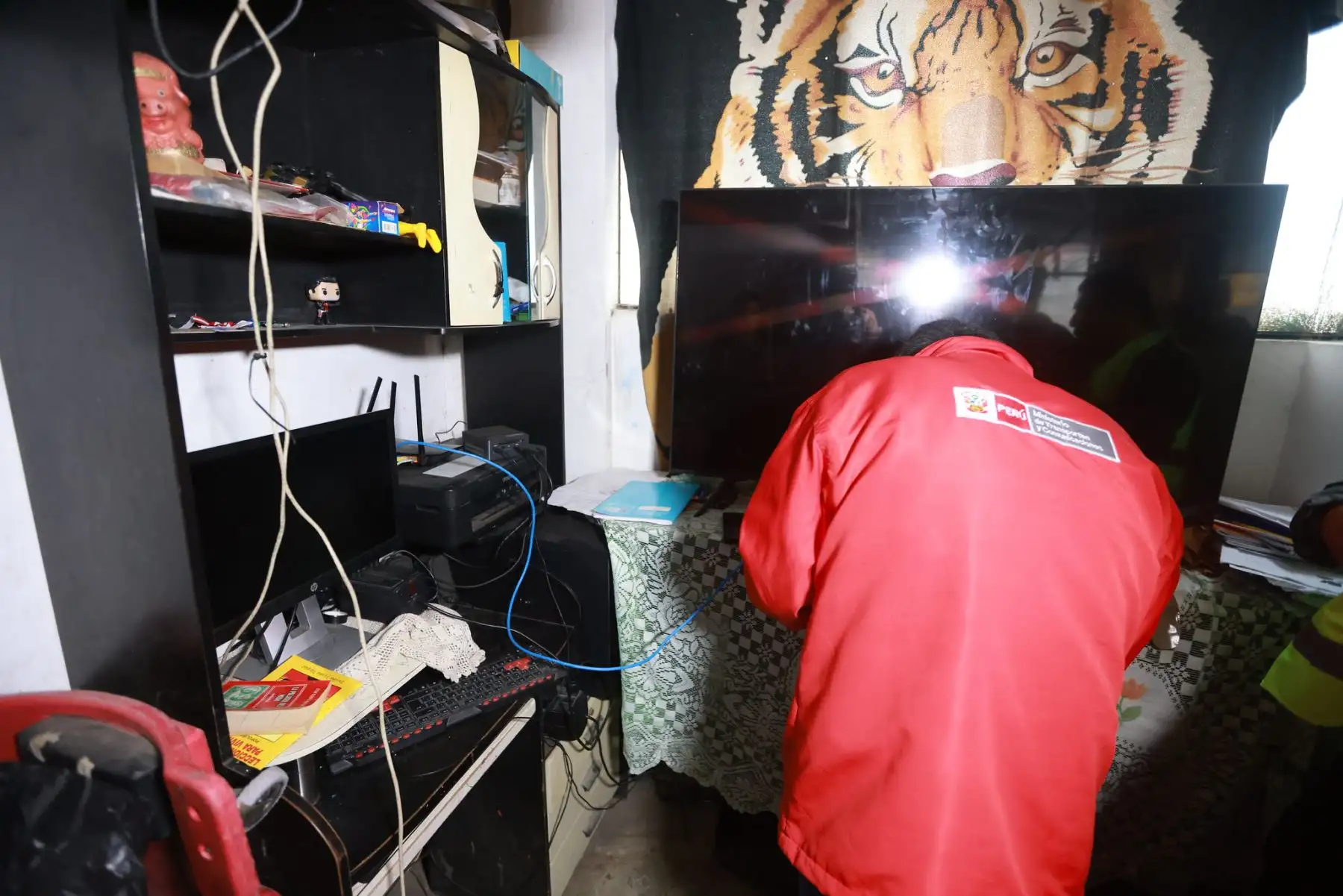 Hoy el ministro de Justicia y Derechos Humanos, Eduardo Arana Ysa, en atención al estado de emergencia en el distrito de San Juan de Lurigancho, encabezó el operativo junto a la Policía Nacional del Perú, Fiscalía de la Nación y la Dirección General de Fiscalización y Sanciones en Comunicaciones del MTC para la desactivación de antenas repetidoras ilegales de internet ubicadas de manera estratégica en zonas aledañas apuntando a los establecimientos penitenciarios Miguel Castro Castro y Lurigancho.
Foto: ANDINA/MINJUS