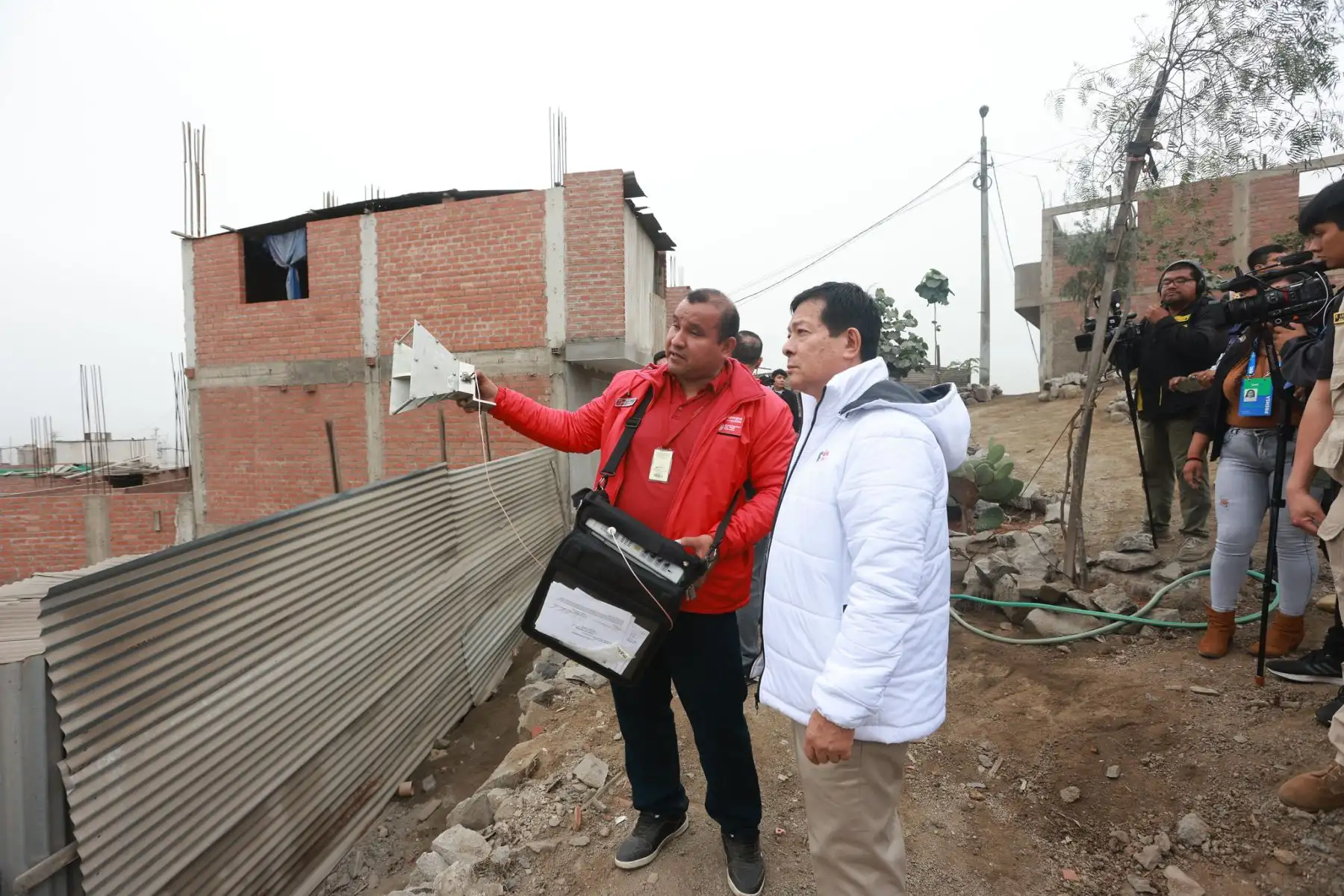 Hoy el ministro de Justicia y Derechos Humanos, Eduardo Arana Ysa, en atención al estado de emergencia en el distrito de San Juan de Lurigancho, encabezó el operativo junto a la Policía Nacional del Perú, Fiscalía de la Nación y la Dirección General de Fiscalización y Sanciones en Comunicaciones del MTC para la desactivación de antenas repetidoras ilegales de internet ubicadas de manera estratégica en zonas aledañas apuntando a los establecimientos penitenciarios Miguel Castro Castro y Lurigancho.
Foto: ANDINA/MINJUS