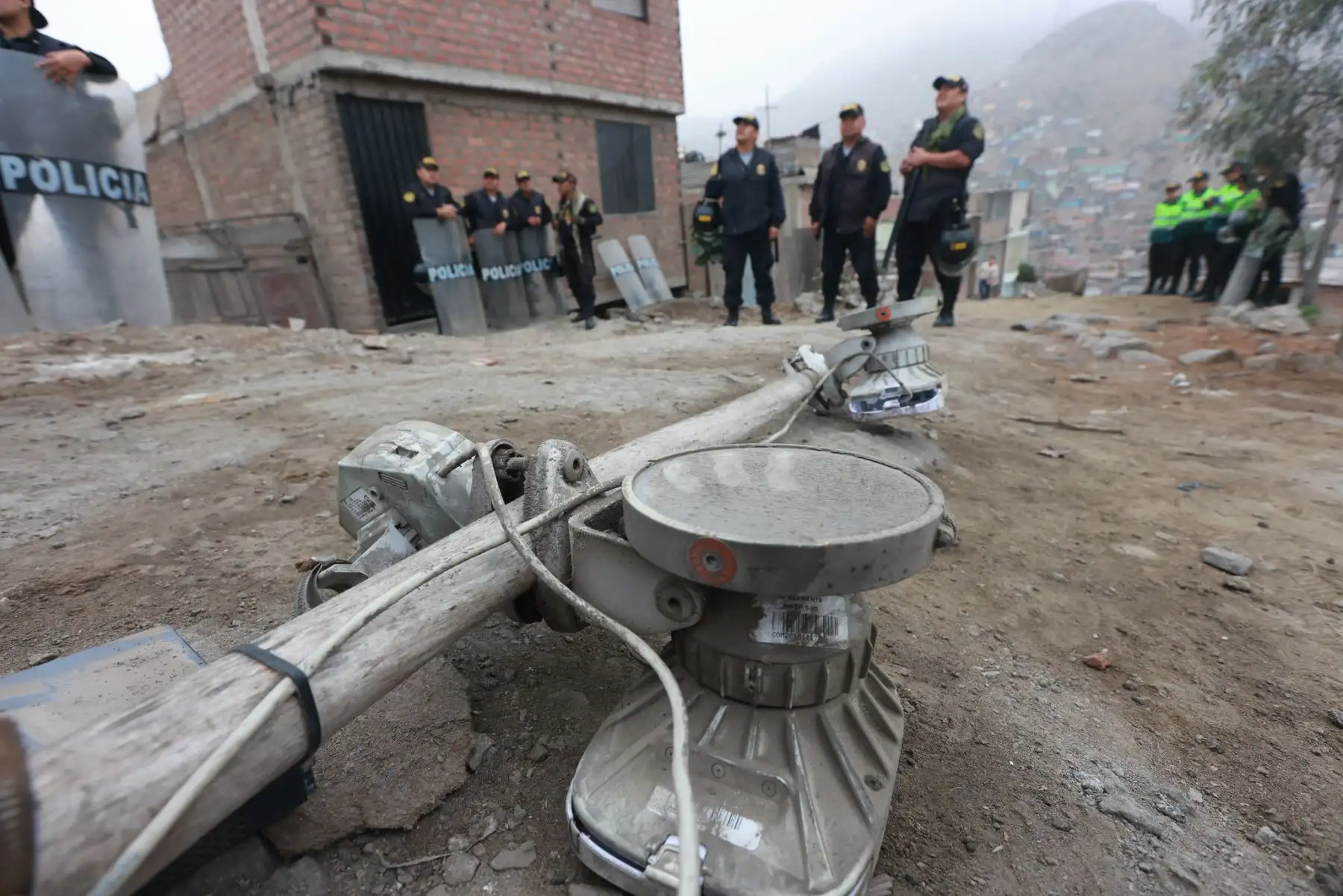 Hoy el ministro de Justicia y Derechos Humanos, Eduardo Arana Ysa, en atención al estado de emergencia en el distrito de San Juan de Lurigancho, encabezó el operativo junto a la Policía Nacional del Perú, Fiscalía de la Nación y la Dirección General de Fiscalización y Sanciones en Comunicaciones del MTC para la desactivación de antenas repetidoras ilegales de internet ubicadas de manera estratégica en zonas aledañas apuntando a los establecimientos penitenciarios Miguel Castro Castro y Lurigancho.
Foto: ANDINA/MINJUS