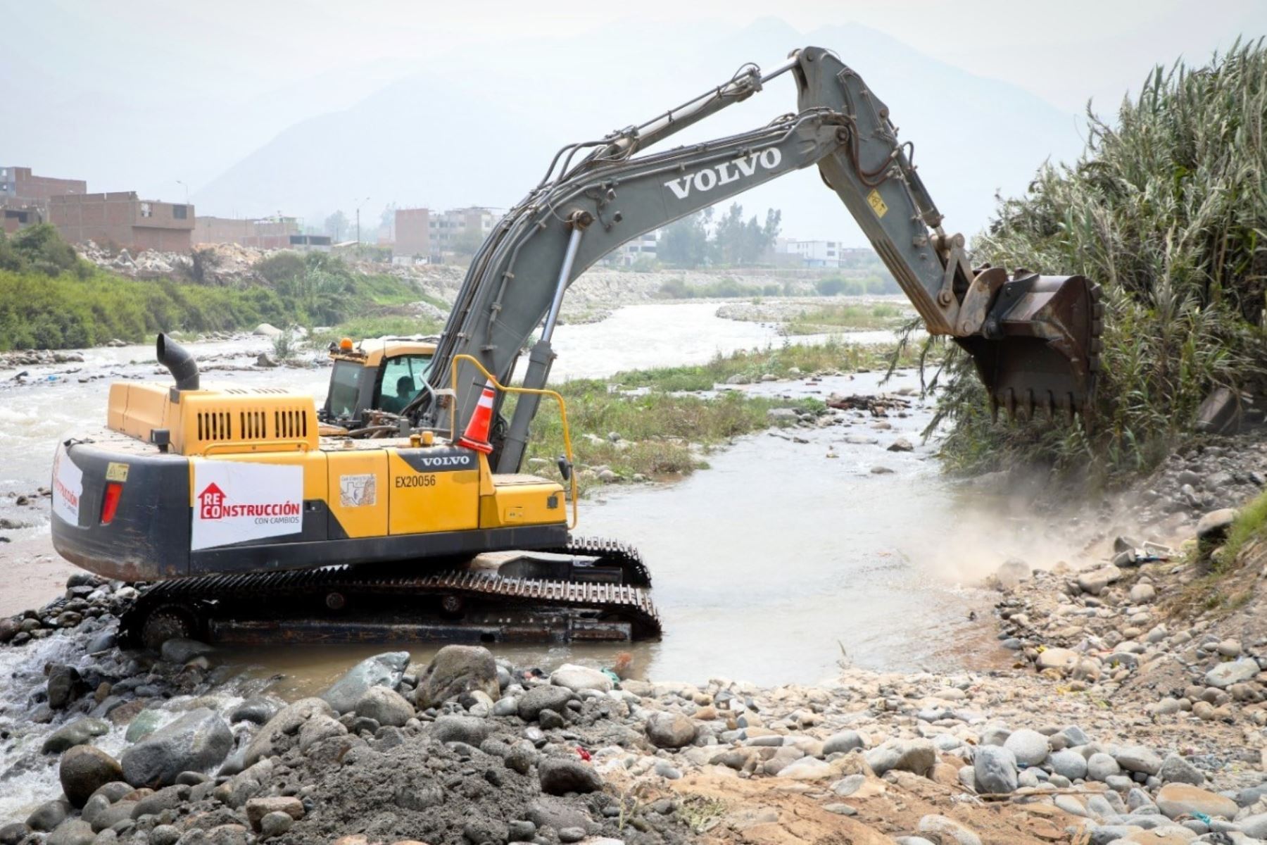 Trabajos de descolmatación en el río Rímac a cargo de Reconstrucción con Cambios. Foto: ARCC/Difusión.