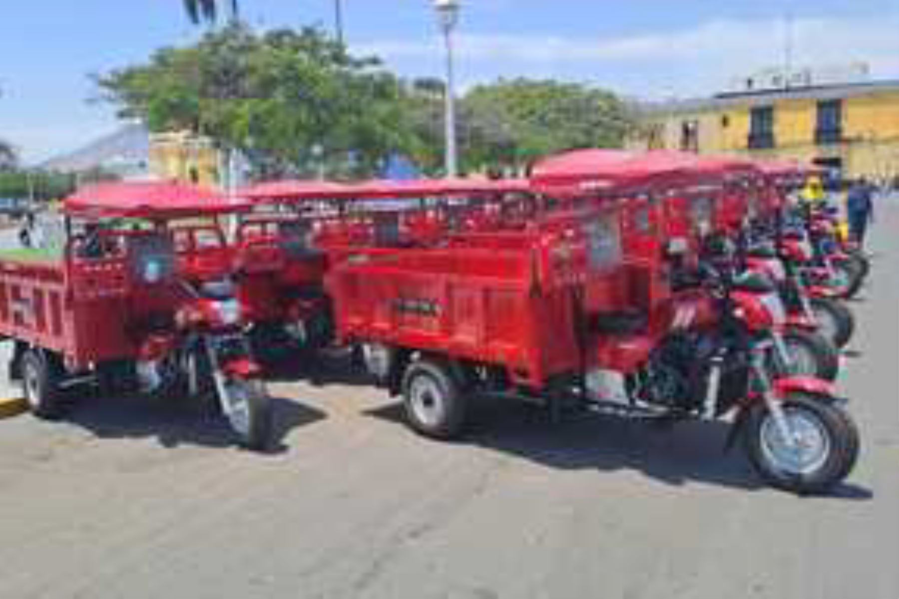 El Minam entregó 6 compactadoras, 20 trimóviles, 1 camión cisterna, 4 motocicletas y 3 volquetes. Foto: ANDINA/Minam