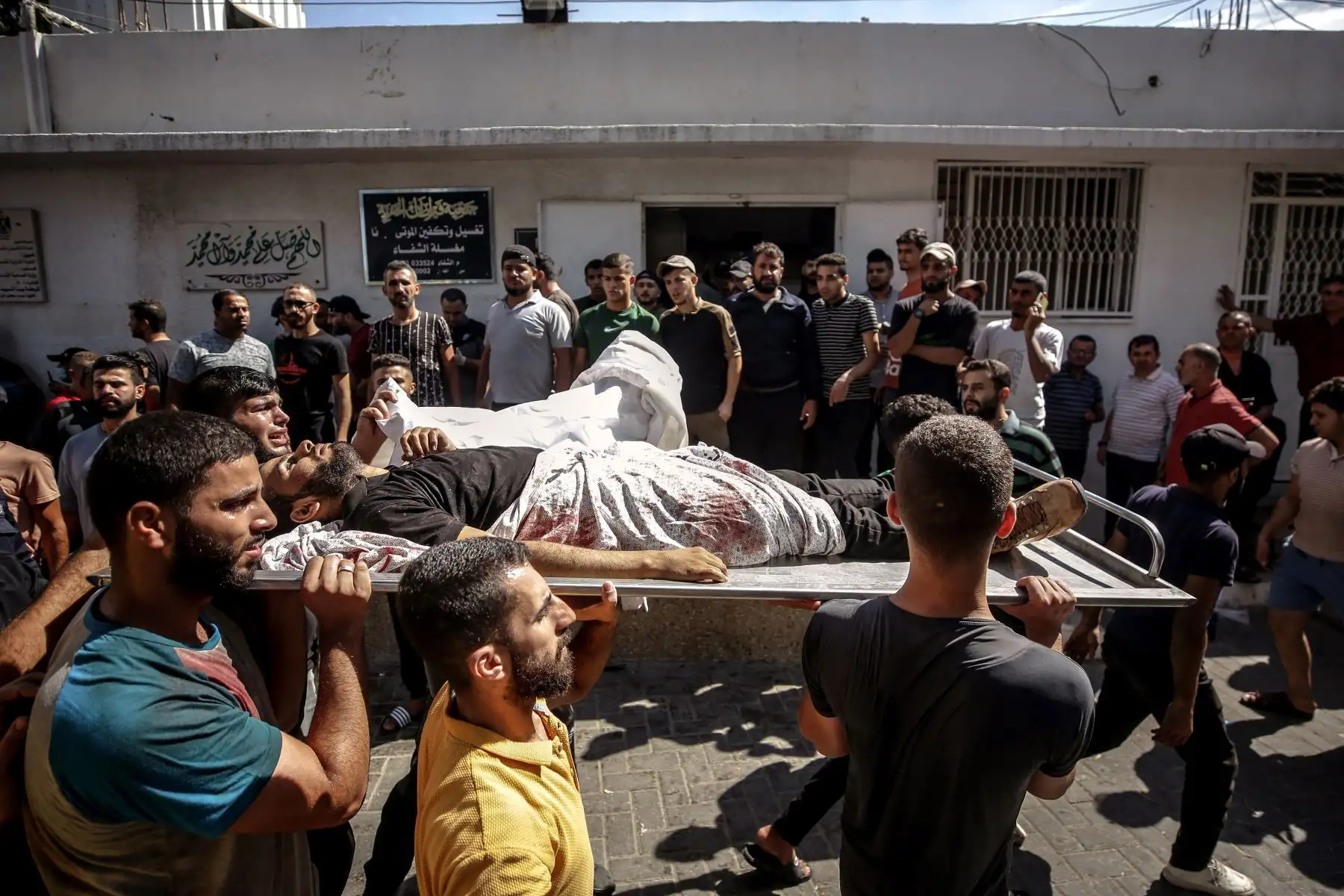 Los palestinos cargan el cuerpo de un combatiente muerto durante el asalto a los asentamientos israelíes por parte de militantes de la milicia Ezz Al-Din Al Qassam, el ala militar del movimiento Hamás, en Hospital Al-Shifa en la ciudad de Gaza, 7 de octubre de 2023. A primera hora del sábado se lanzaron andanadas de cohetes desde la Franja de Gaza en un ataque sorpresa reivindicado por el movimiento islamista Hamás. En una declaración televisada, el primer ministro israelí dijo que el país está en guerra. F