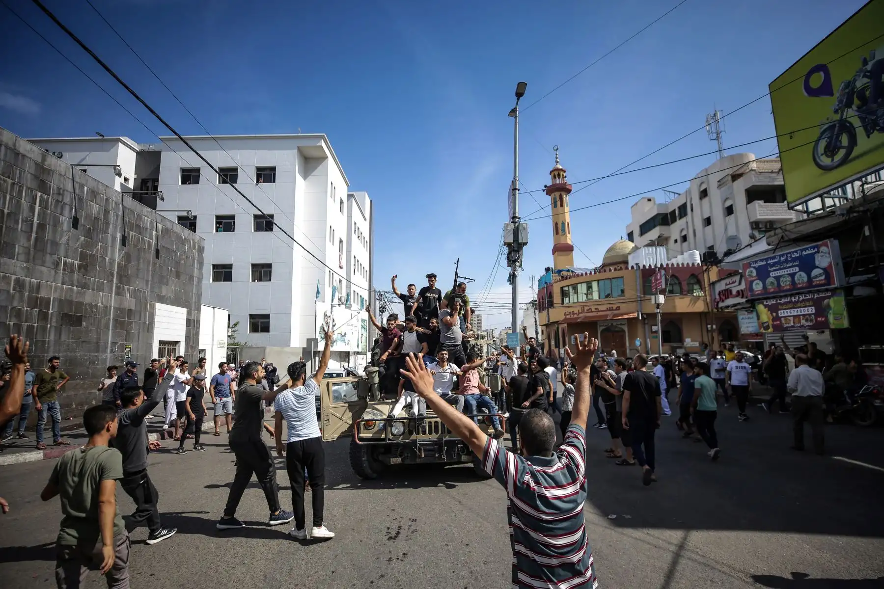 Palestinos viajan en un jeep militar israelí por las calles de Gaza durante el asalto a los asentamientos israelíes por parte de militantes de la milicia Ezz Al-Din Al Qassam, el ala militar del movimiento Hamás , Ciudad de Gaza, 7 de octubre de 2023. El sábado por la mañana se lanzaron andanadas de cohetes desde la Franja de Gaza en un ataque sorpresa reivindicado por el movimiento islamista Hamás. Foto: ANDINA/ EFE