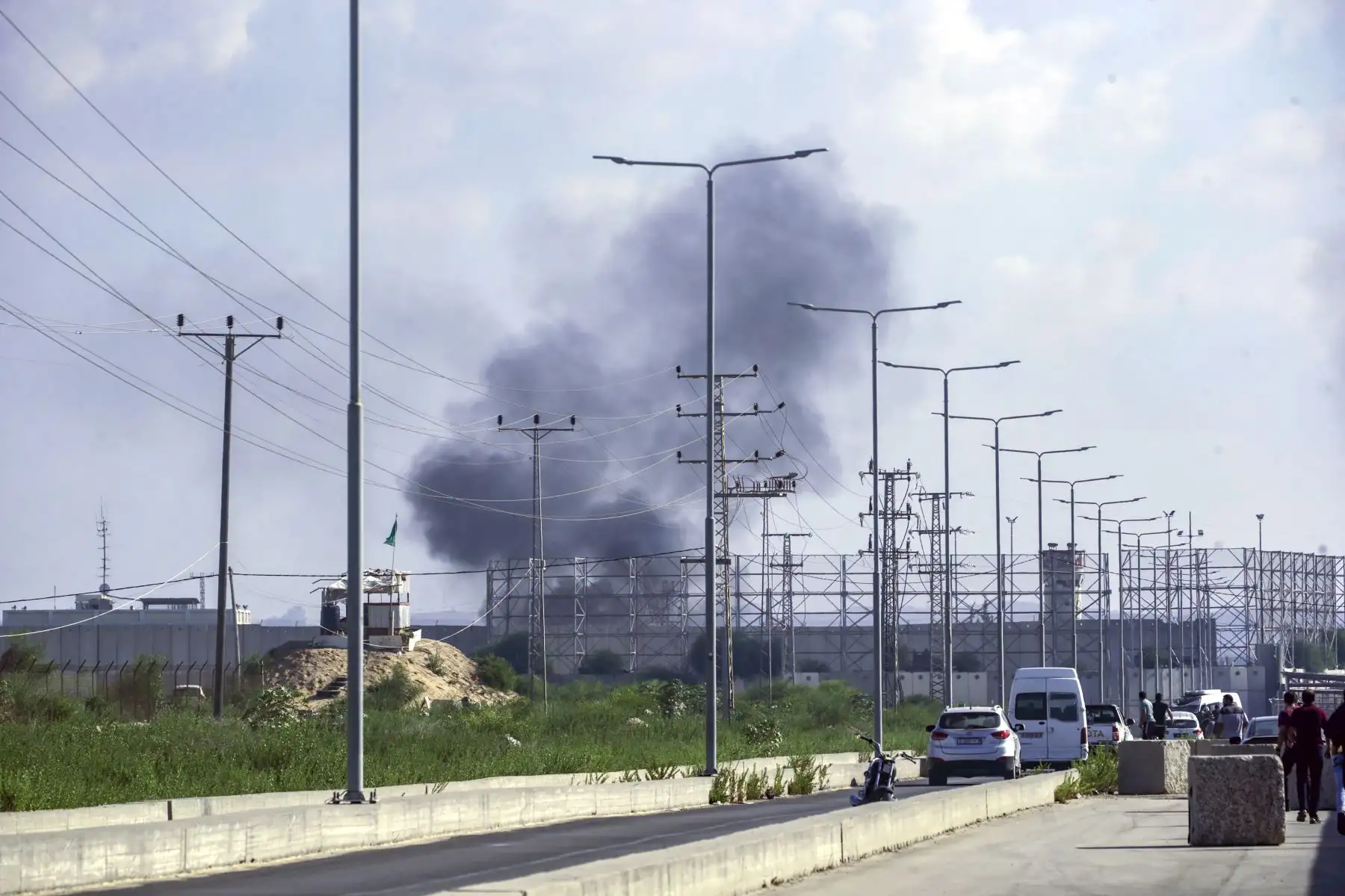 El humo se eleva desde el cruce de Erez durante el asalto a los asentamientos israelíes por parte de militantes de la milicia Ezz Al-Din Al Qassam, el ala militar del movimiento Hamás, en el norte de la Franja de Gaza. 7 de octubre de 2023. A primera hora del sábado se lanzaron andanadas de cohetes desde la Franja de Gaza en un ataque sorpresa reivindicado por el movimiento islamista Hamás. Foto: ANDINA/ EFE