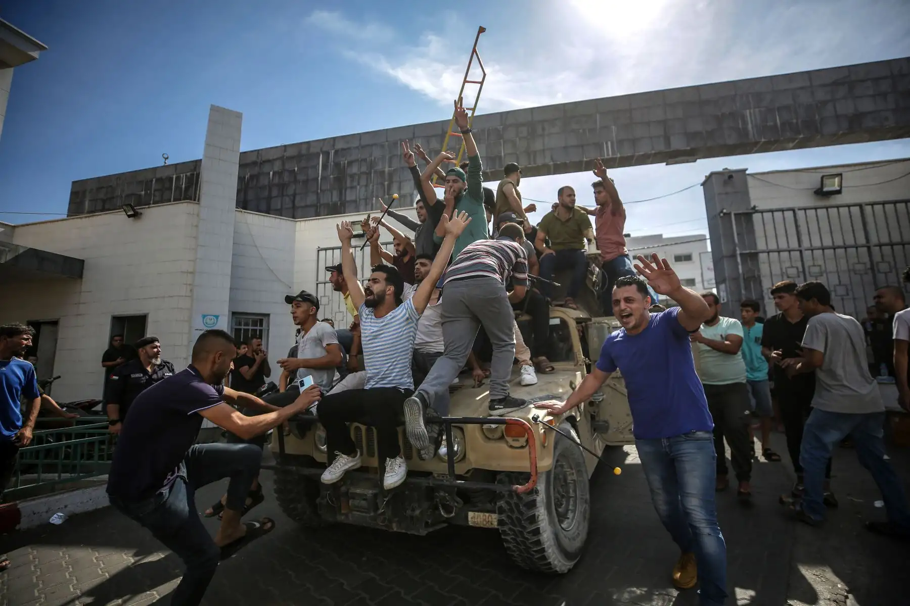 Palestinos viajan en un jeep militar israelí por las calles de Gaza durante el asalto a los asentamientos israelíes por parte de militantes de la milicia Ezz Al-Din Al Qassam, el ala militar del movimiento Hamás , Ciudad de Gaza, 7 de octubre de 2023. El sábado por la mañana se lanzaron andanadas de cohetes desde la Franja de Gaza en un ataque sorpresa reivindicado por el movimiento islamista Hamás. Foto: ANDINA/EFE