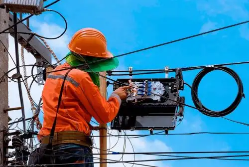 El avance de la fibra óptica ha sido fundamental para que más peruanos en el interior del país tengan internet. Hace solo dos años, en junio del 2021, la fibra óptica sólo representaba el 15% de las conexiones fijas, mientras que hoy alcanza el 46%.