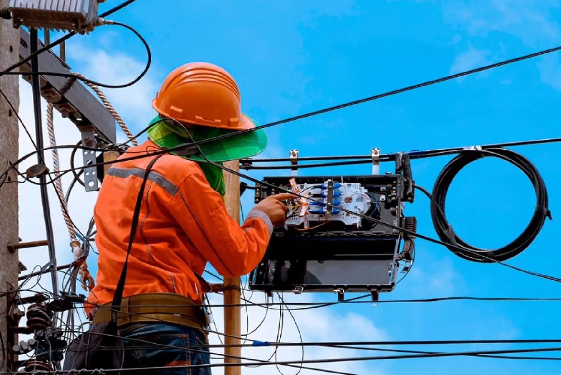 El avance de la fibra óptica ha sido fundamental para que más peruanos en el interior del país tengan internet. Hace solo dos años, en junio del 2021, la fibra óptica sólo representaba el 15% de las conexiones fijas, mientras que hoy alcanza el 46%.