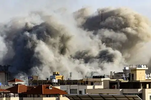 Columnas de humo se elevan sobre la ciudad de Gaza durante los ataques aéreos israelíes. Los militantes palestinos han comenzado una "guerra" contra Israel, dijo el ministro de Defensa del país el 7 de octubre después de que se disparara una andanada de cohetes y combatientes del enclave palestino se infiltraran en Israel, una importante escalada en el conflicto palestino-israelí. Foto. ANDINA/AFP