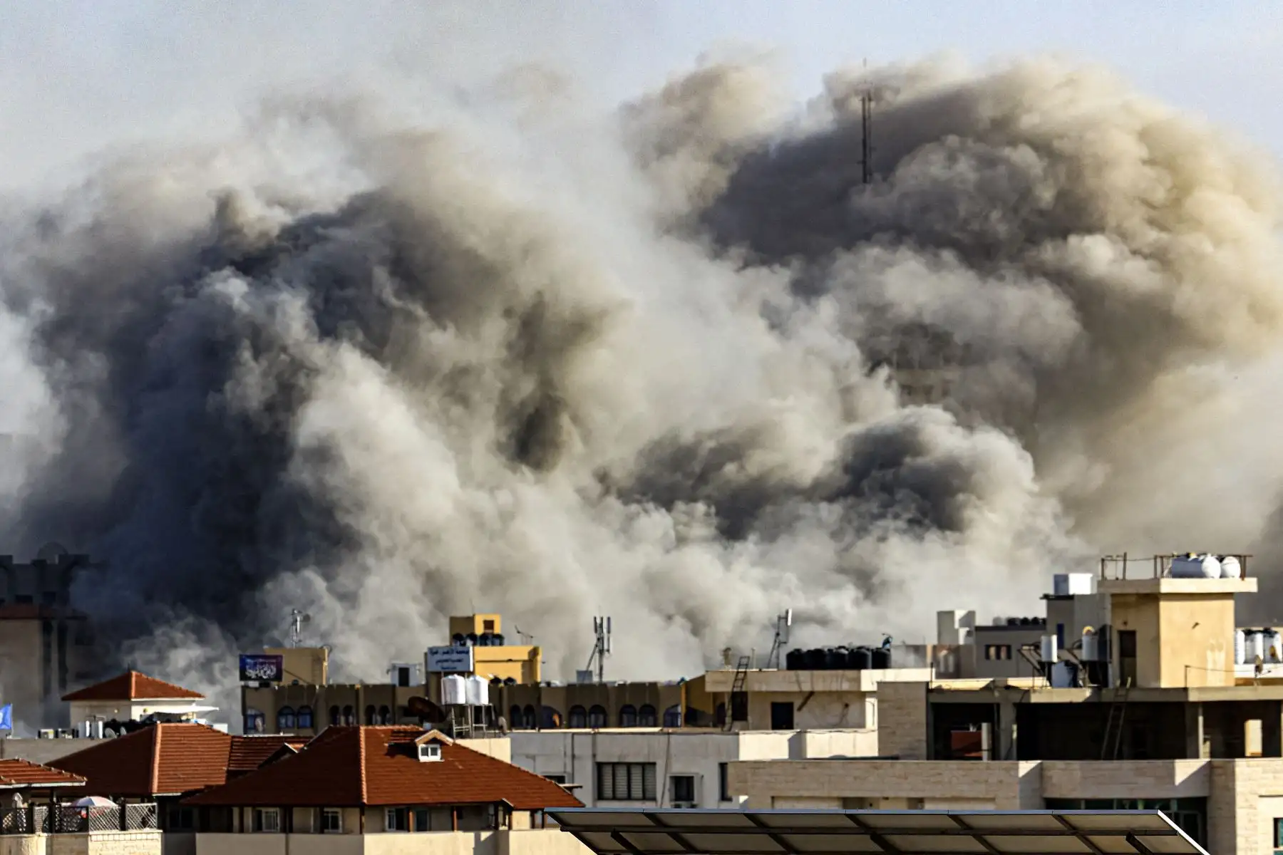 Columnas de humo se elevan sobre la ciudad de Gaza durante los ataques aéreos israelíes. Los militantes palestinos han comenzado una "guerra" contra Israel, dijo el ministro de Defensa del país el 7 de octubre después de que se disparara una andanada de cohetes y combatientes del enclave palestino se infiltraran en Israel, una importante escalada en el conflicto palestino-israelí. Foto. ANDINA/AFP