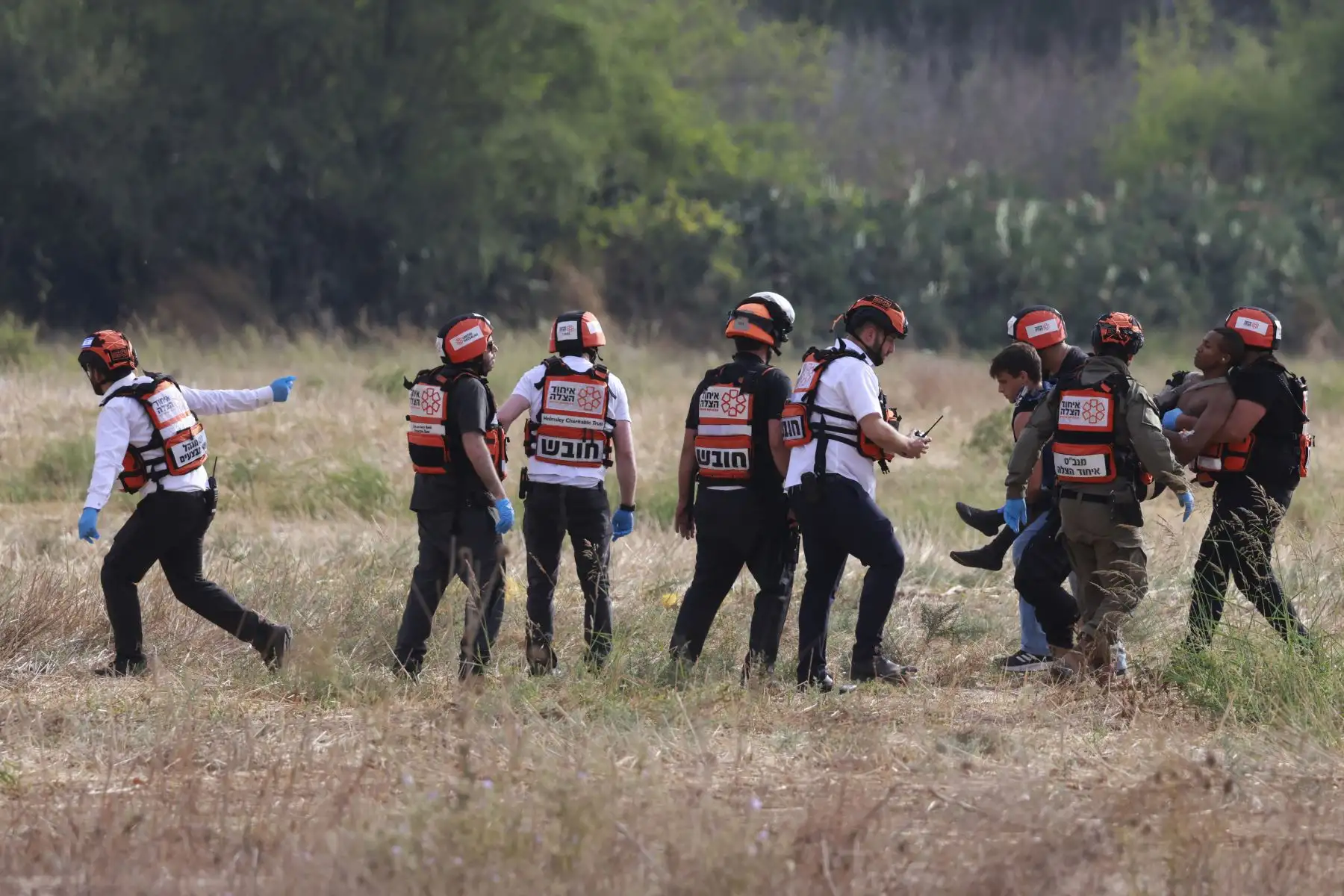 Los equipos de rescate israelíes evacuan a una persona herida cerca de la ciudad sureña de Sderot, después de que el grupo militante palestino Hamas lanzara un ataque sorpresa a gran escala contra Israel, disparando una andanada de cohetes desde Gaza y enviando unidades terrestres para matar o secuestrar israelíes. Al menos 40 personas murieron en Israel durante los combates con militantes palestinos el 7 de octubre, dijeron en un comunicado los servicios médicos de emergencia Magen David Adom. Foto: ANDINA
