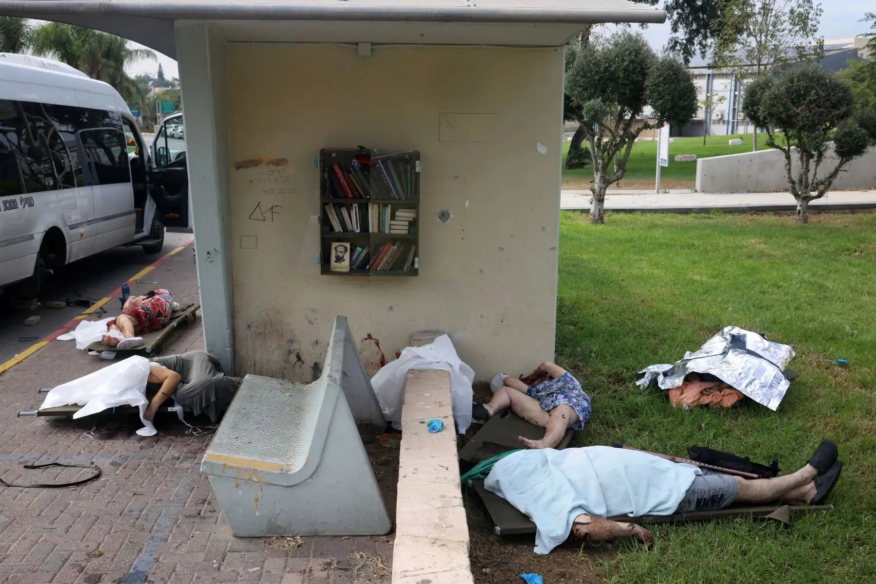 Los cuerpos de civiles asesinados yacen cubiertos en la ciudad sureña de Sderot.  Al menos 40 personas murieron en Israel durante los combates con militantes palestinos el 7 de octubre, informaron los servicios médicos de emergencia Magen David Adom. dijo en un comunicado. Foto: ANDINA/ AFP