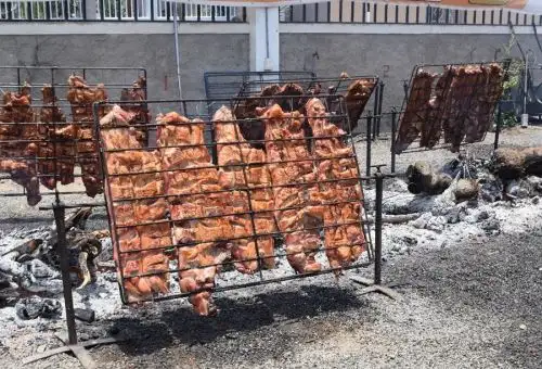 La Asociación de Hoteles, Restaurantes y Afines de Huaral (Ahora - Huaral) saludó la declaración del tercer domingo de octubre de cada año como el “Día del chancho al palo”, a fin de promocionar las cadenas productivas asociadas a 
la crianza y comercialización de la carne de cerdo.