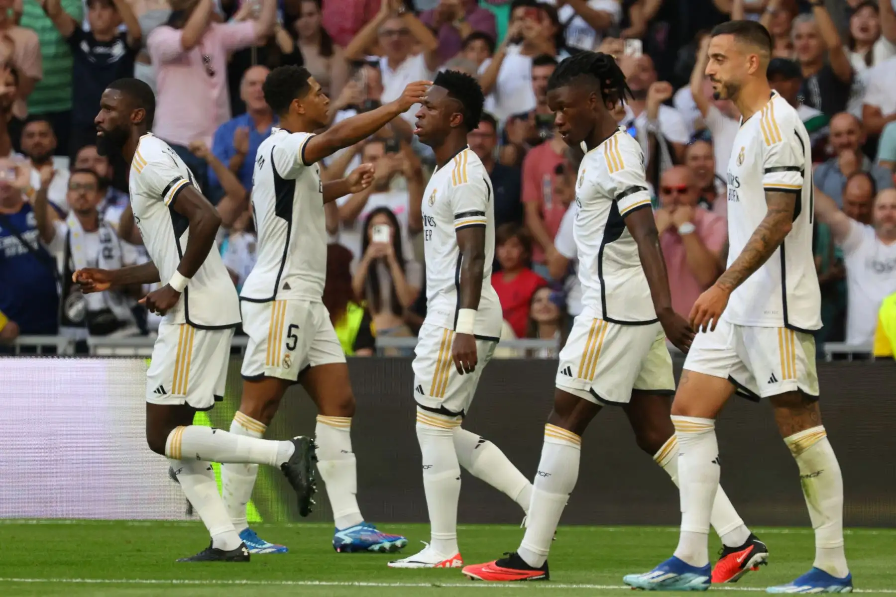 El centrocampista inglés del Real Madrid, Jude Bellingham, celebra con sus compañeros tras marcar el primer gol de su equipo durante el partido de fútbol de la liga española entre el Real Madrid CF y el CA Osasuna en el estadio Santiago Bernabeu de Madrid. Foto: ANDINA/AFP