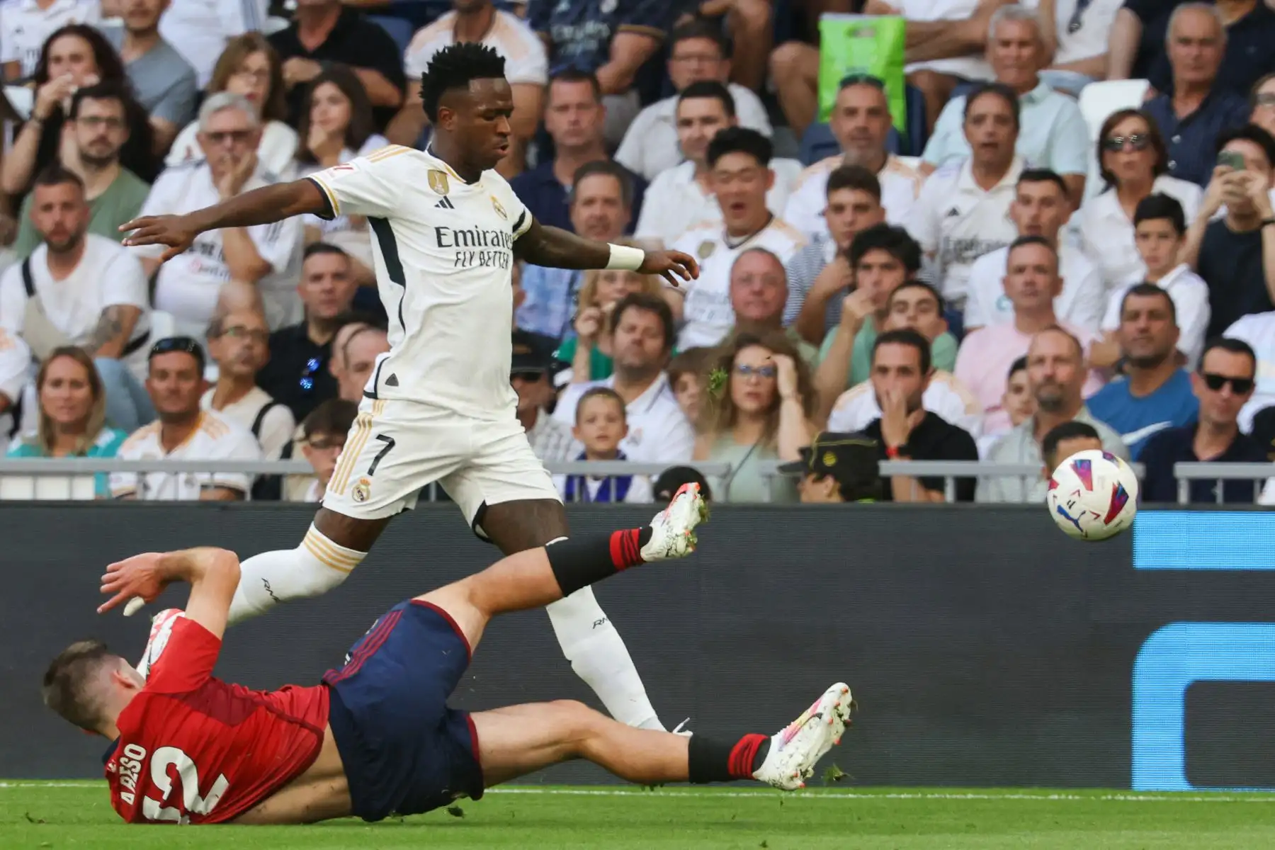 El delantero brasileño del Real Madrid  Vinicius Junior lucha por el balón con el defensor español de Osasuna Jesús Areso Blanco durante el partido de fútbol de la liga española entre el Real Madrid CF y el CA Osasuna en el estadio Santiago Bernabeu de Madrid.  Foto: ANDINA/ AFP