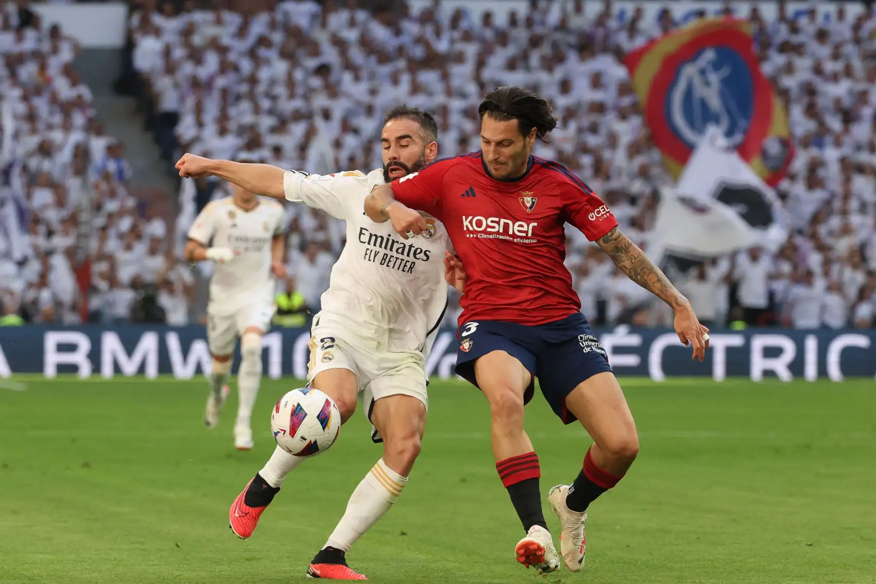 El defensor español del Real Madrid  Dani Carvajal lucha por el balón con el defensor español de Osasuna Juan Cruz durante el partido de fútbol de la liga española entre el Real Madrid CF y el CA Osasuna en el estadio Santiago Bernabeu de Madrid. Foto: ANDINA/AFP
