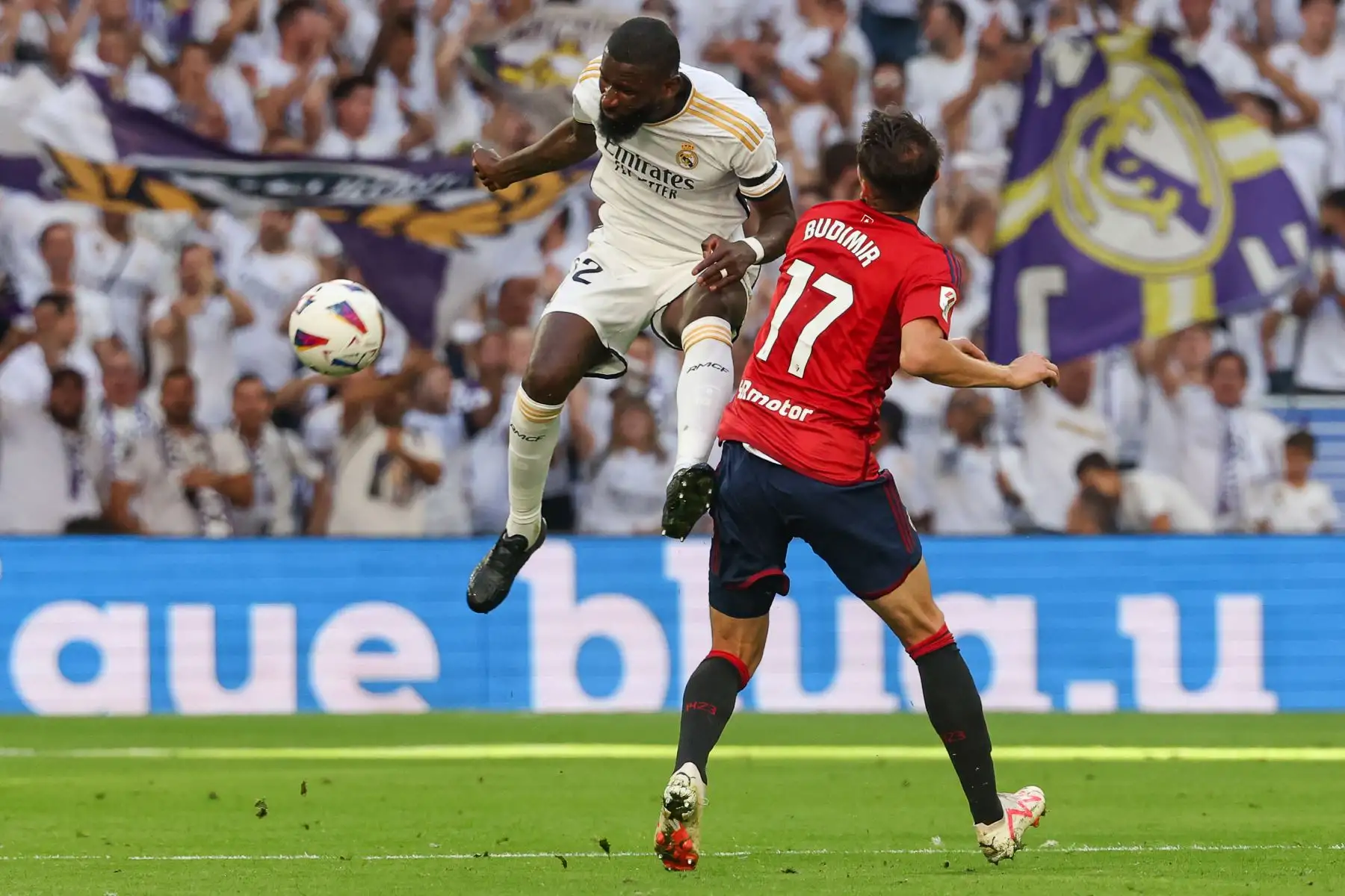 El defensor alemán del Real Madrid Antonio Rudiger lucha por el balón con el delantero croata de Osasuna Ante Budimir durante el partido de fútbol de la liga española entre el Real Madrid CF y el CA Osasuna en el estadio Santiago Bernabeu de Madrid. Foto: ANDINA/ AFP
