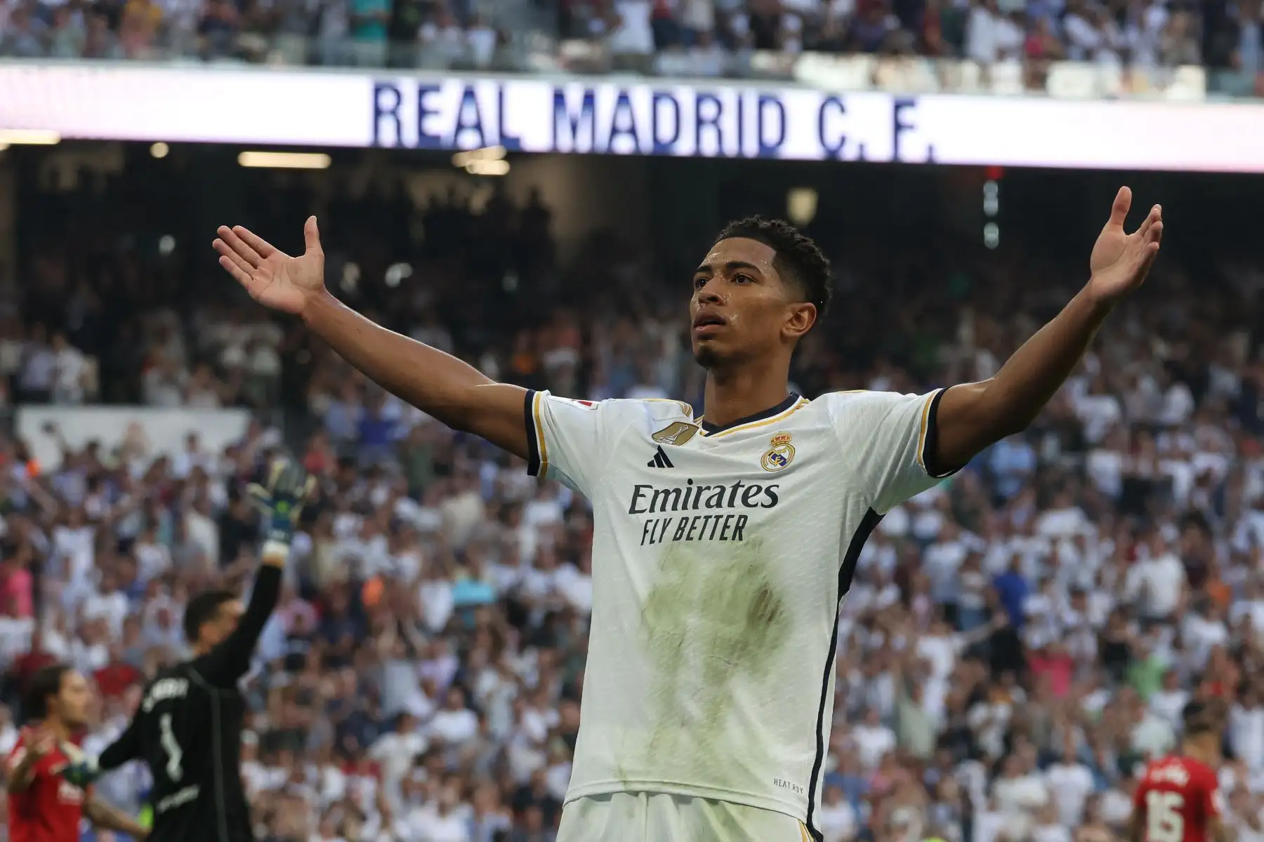 El centrocampista inglés del Real Madrid, Jude Bellingham, celebra tras marcar el segundo gol de su equipo durante el partido de fútbol de la liga española entre el Real Madrid CF y el CA Osasuna en el estadio Santiago Bernabeu de Madrid. Foto: ANDINA/ AFP