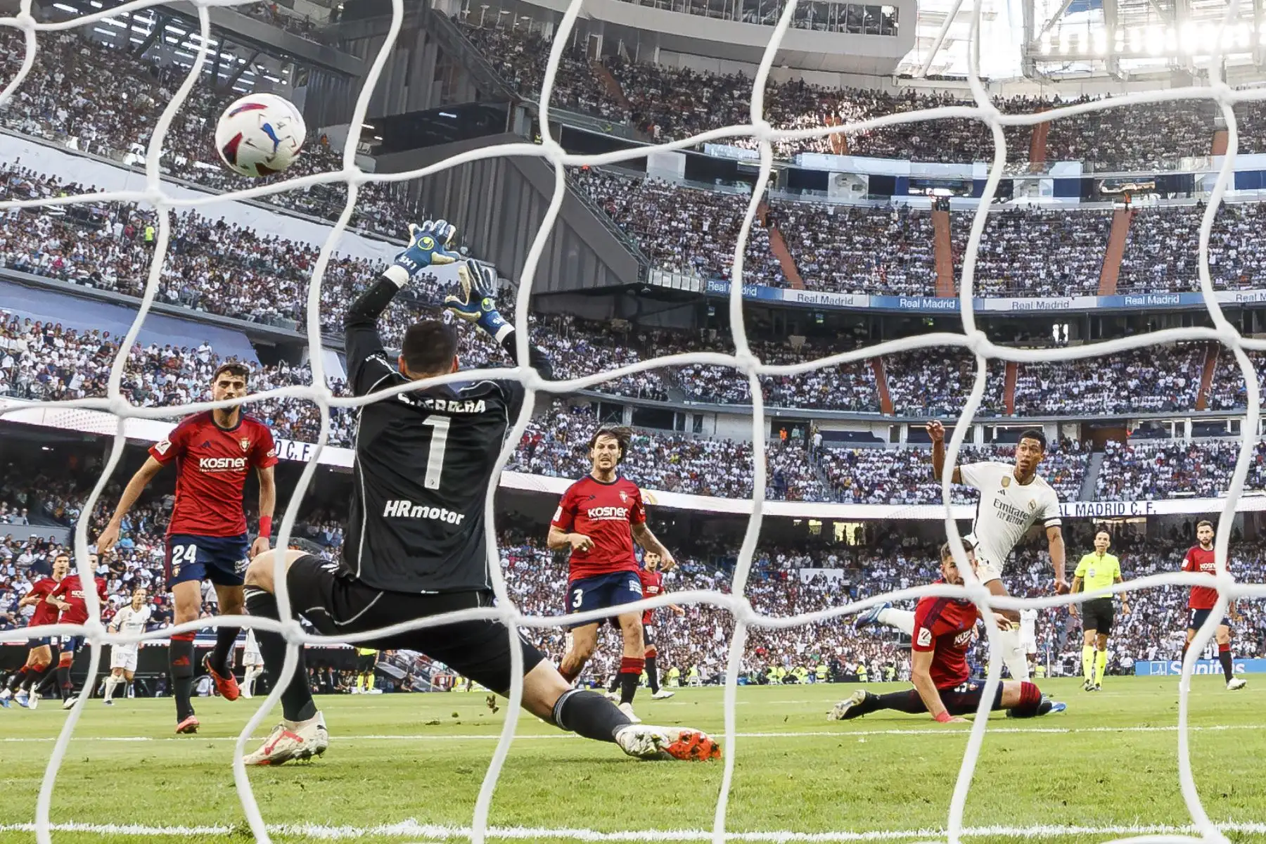 Momento del gol marcado por el centrocampista del Real Madrid Jude Bellingham ante el Osasuna durante el partido de Liga EA Sports que el Real Madrid y el Osasuna disputan este sábado en el estadio Santiago Bernabéu de Madrid.  Foto: ANDINA/EFE