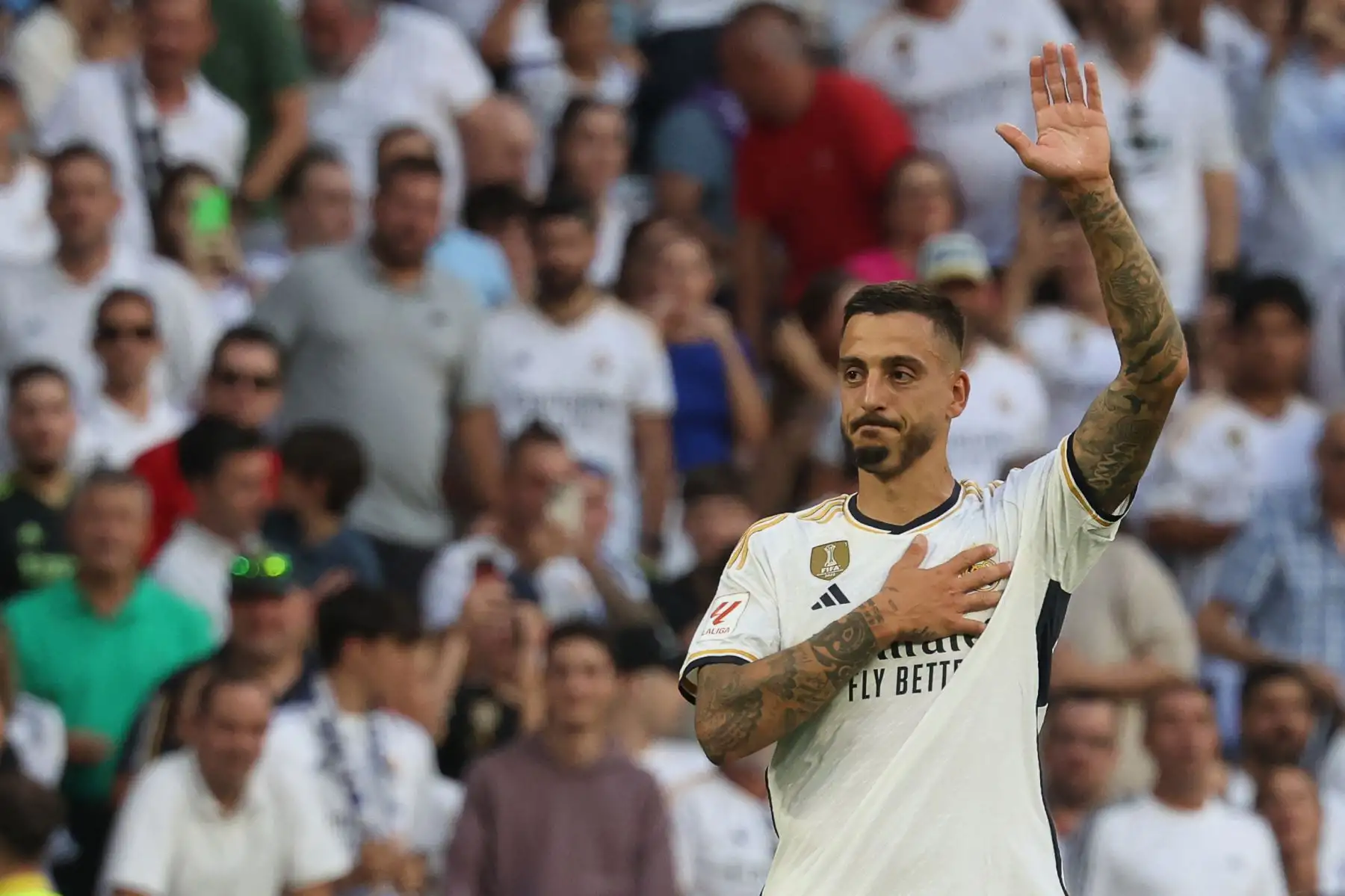 El delantero español del Real Madrid, Joselu, celebra tras marcar el cuarto gol de su equipo durante el partido de fútbol de la liga española entre el Real Madrid CF y el CA Osasuna en el estadio Santiago Bernabeu de Madrid. Foto: ANDINA/AFP
