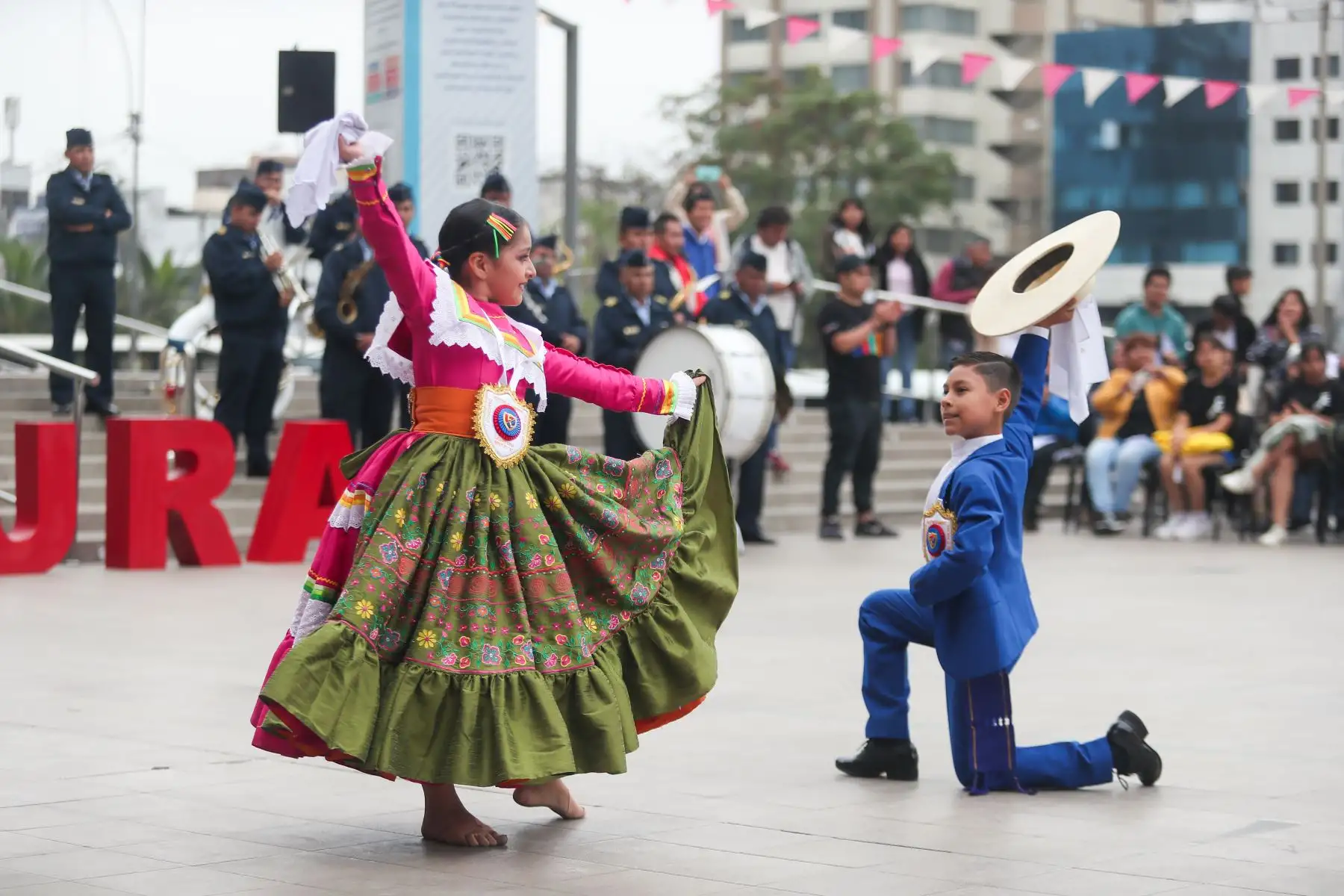 Hoy en el Día De marinera, celebramos todas sus expresiones, desde sus adaptaciones locales hasta su música y canto, que la hacen una de las danzas representativas de nuestro país.El ministerio de cultura organiza maratón de marinera con banda de música de la marina de guerra del Perú, escuela nacional superior de floclore José María Arguedas y más actividades.
Foto: ANDINA/Ricardo Cuba