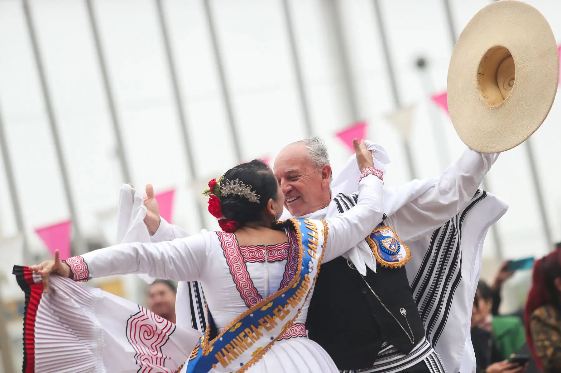Hoy en el Día De marinera, celebramos todas sus expresiones, desde sus adaptaciones locales hasta su música y canto, que la hacen una de las danzas representativas de nuestro país.El ministerio de cultura organiza maratón de marinera con banda de música de la marina de guerra del Perú, escuela nacional superior de floclore José María Arguedas y más actividades.
Foto: ANDINA/Ricardo Cuba