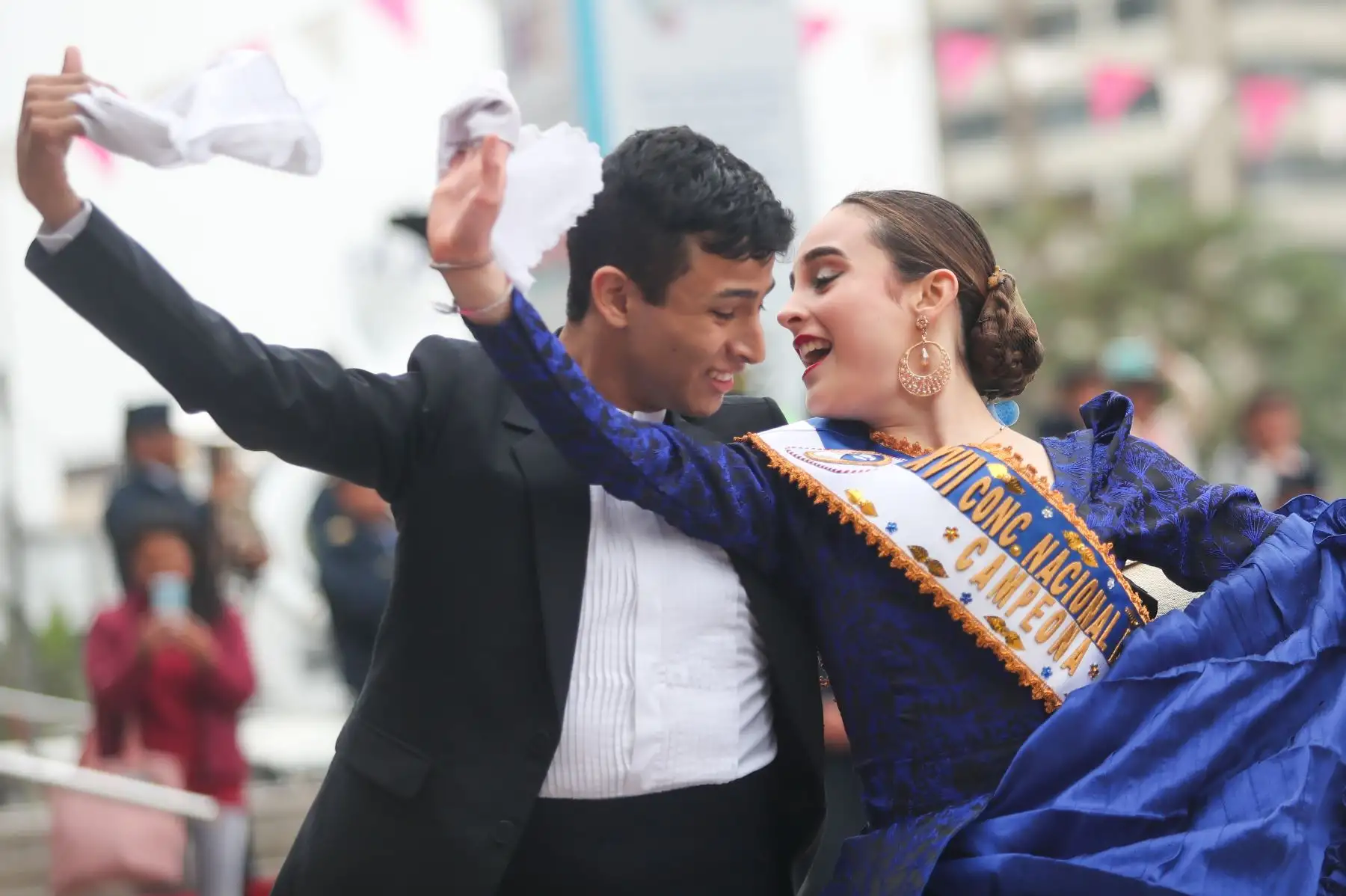 Hoy en el Día De marinera, celebramos todas sus expresiones, desde sus adaptaciones locales hasta su música y canto, que la hacen una de las danzas representativas de nuestro país.El ministerio de cultura organiza maratón de marinera con banda de música de la marina de guerra del Perú, escuela nacional superior de floclore José María Arguedas y más actividades.
Foto: ANDINA/Ricardo Cuba