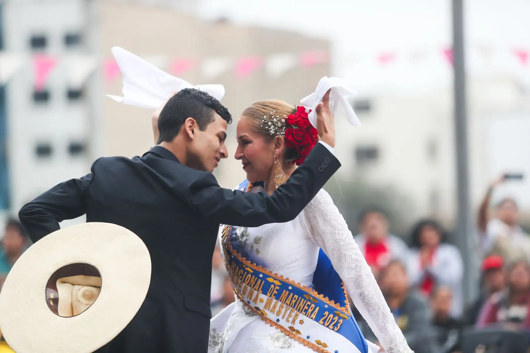 Hoy en el Día De marinera, celebramos todas sus expresiones, desde sus adaptaciones locales hasta su música y canto, que la hacen una de las danzas representativas de nuestro país.El ministerio de cultura organiza maratón de marinera con banda de música de la marina de guerra del Perú, escuela nacional superior de floclore José María Arguedas y más actividades.
Foto: ANDINA/Ricardo Cuba