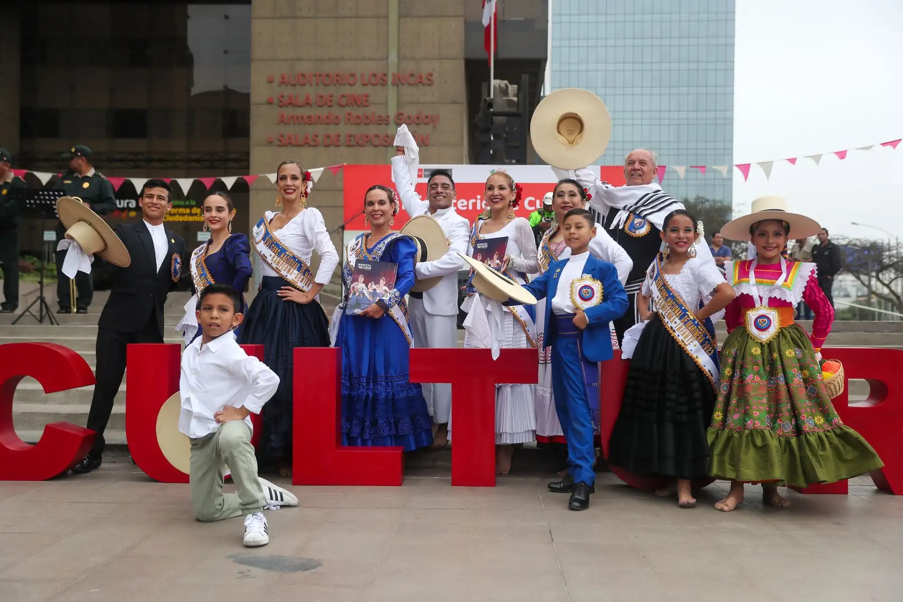 Hoy en el Día De marinera, celebramos todas sus expresiones, desde sus adaptaciones locales hasta su música y canto, que la hacen una de las danzas representativas de nuestro país.El ministerio de cultura organiza maratón de marinera con banda de música de la marina de guerra del Perú, escuela nacional superior de floclore José María Arguedas y más actividades.
Foto: ANDINA/Ricardo Cuba