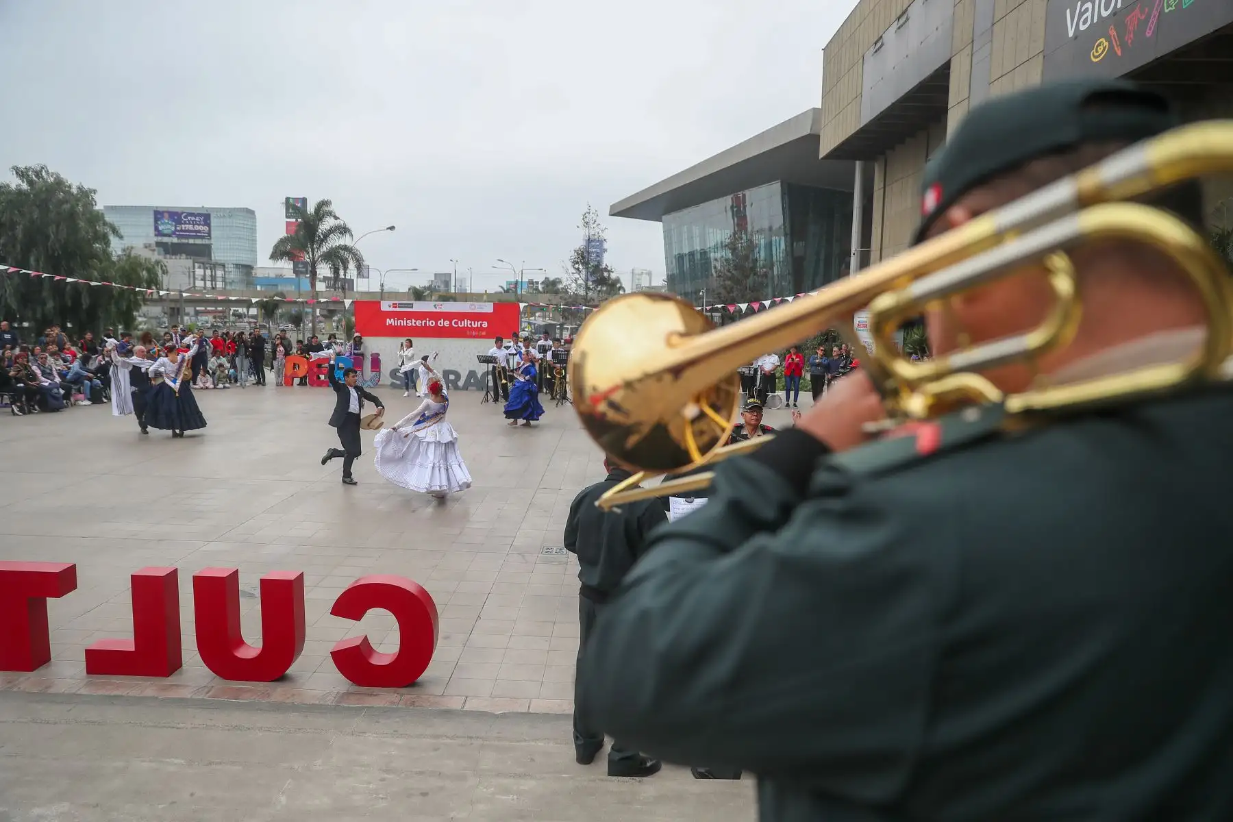 Hoy en el Día De marinera, celebramos todas sus expresiones, desde sus adaptaciones locales hasta su música y canto, que la hacen una de las danzas representativas de nuestro país.El ministerio de cultura organiza maratón de marinera con banda de música de la marina de guerra del Perú, escuela nacional superior de floclore José María Arguedas y más actividades.
Foto: ANDINA/Ricardo Cuba