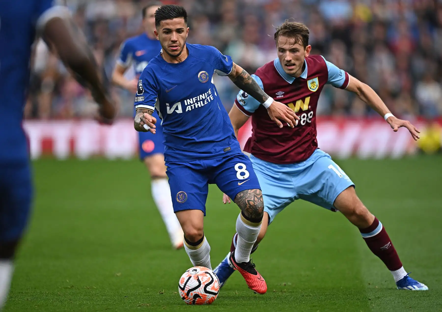 El centrocampista noruego de Burnley Sander Berge  compite con el centrocampista argentino de Chelsea  Enzo Fernández durante el partido de fútbol de la Premier League inglesa entre Burnley y Chelsea en Turf Moor en Burnley, noroeste de Inglaterra. Foto: ANDINA/AFP