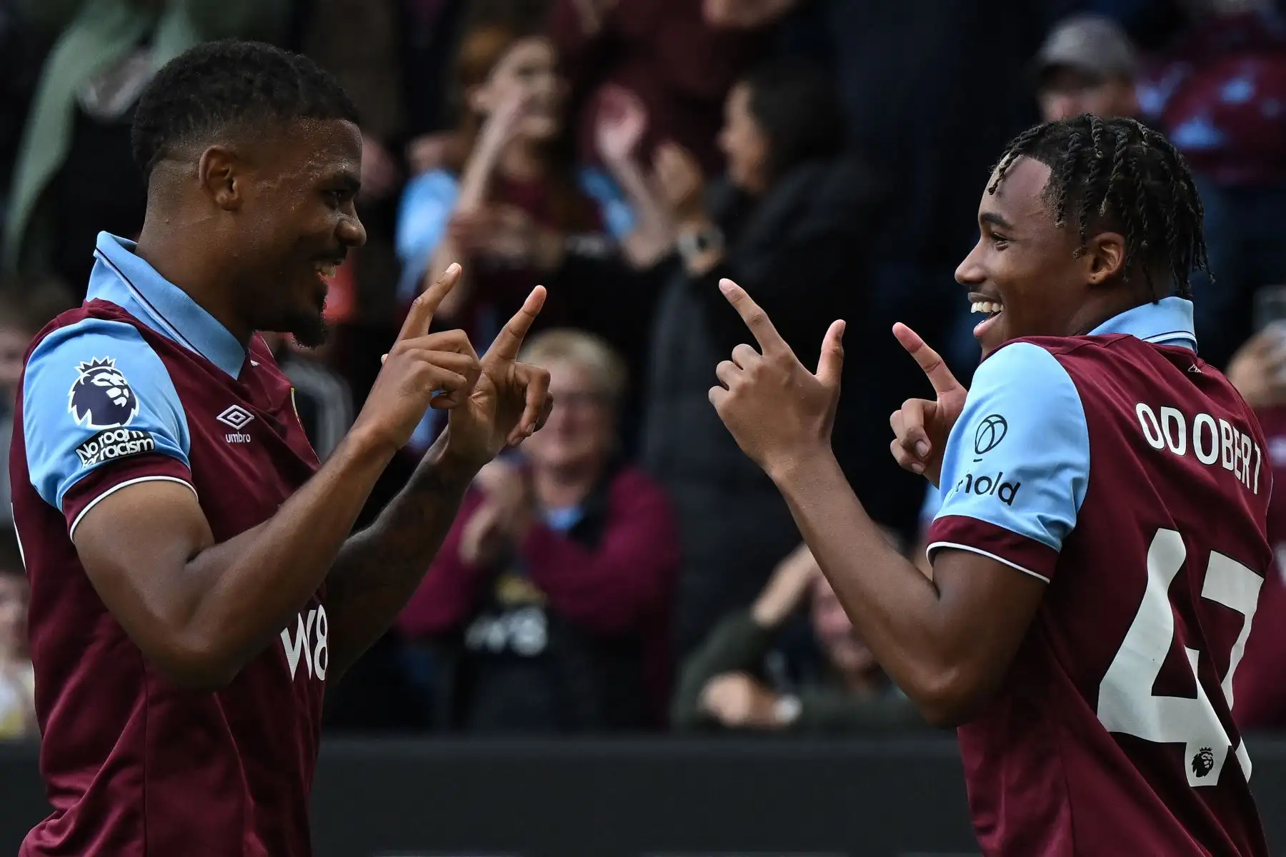 El delantero francés del Burnley Wilson Odobert celebra marcar el gol inicial con el delantero sudafricano del Burnley  Lyle Foster durante el partido de fútbol de la Premier League inglesa entre Burnley y Chelsea en Turf Moor en Burnley, noroeste de Inglaterra. Foto: ANDINA/AFP