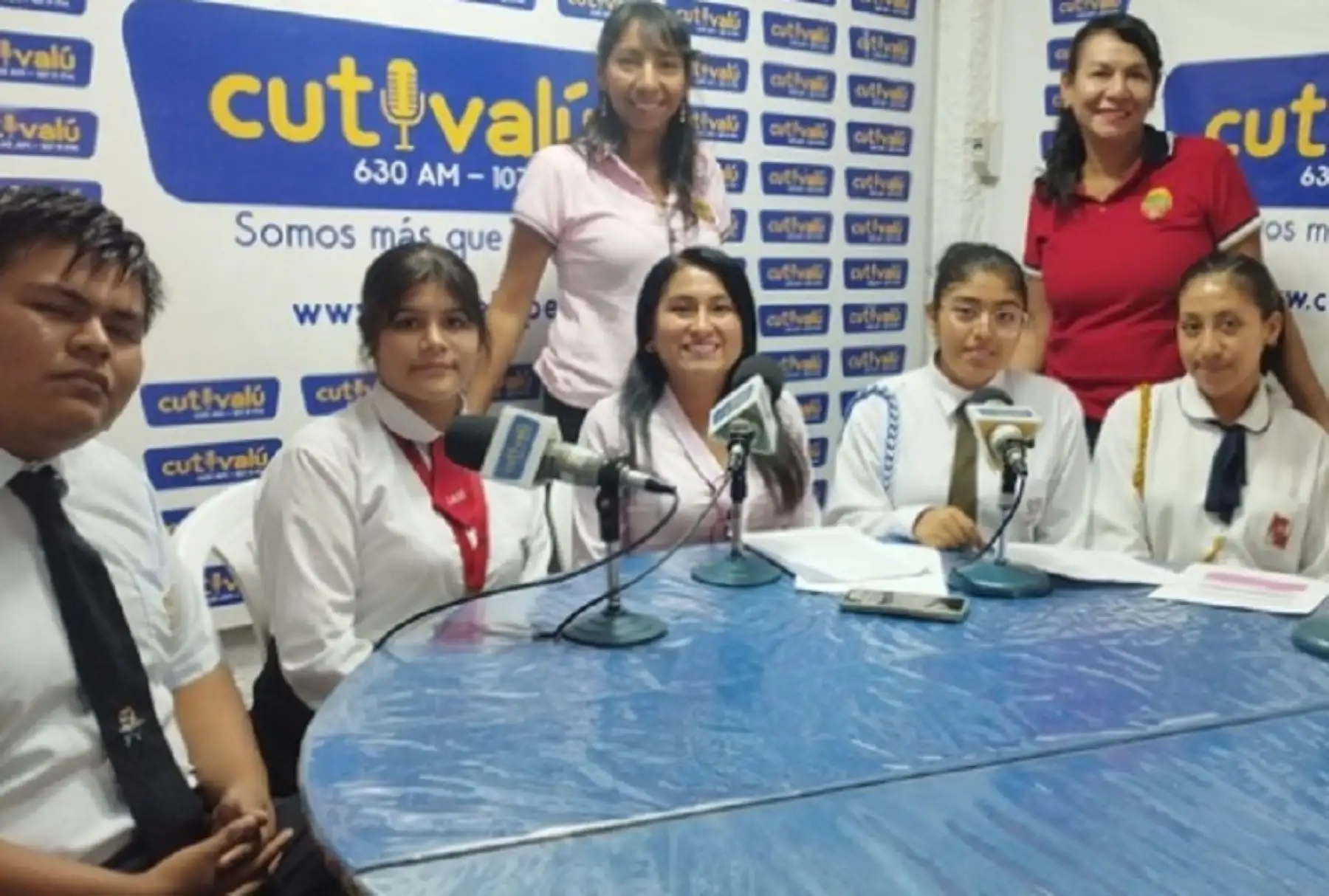 Un total de 52 radioemisoras de 19 regiones iniciaron la transmisión de los programas “La escuela del aire” elaborados por el Ministerio de Educación (Minedu) con el propósito de difundir en zonas rurales mensajes educativos y 
recomendaciones para los padres de familia y la comunidad en general, así como orientaciones a los docentes para un mejor desempeño en el aula.