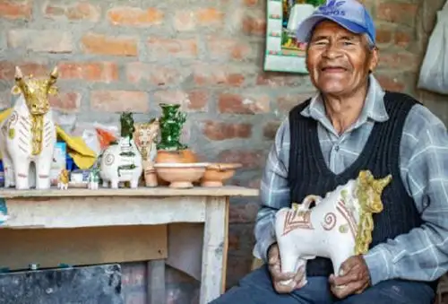 Sus manos moldean la arcilla con la maestría que solo los años de experiencia y el talento innato pueden permitir. Mientras da forma y pinta cada una de sus creaciones, Leonardo Choquehuanca Yanque de 79 años, sonríe como si recordara momentos felices de adolescencia junto a sus cuatro hermanos.