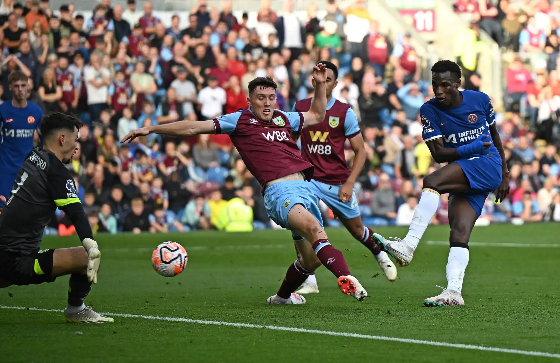 El delantero senegalés del Chelsea, Nicolas Jackson , anota el cuarto gol del equipo durante el partido de fútbol de la Premier League inglesa entre Burnley y Chelsea en Turf Moor en Burnley, noroeste de Inglaterra. 
Foto: ANDINA/AFP