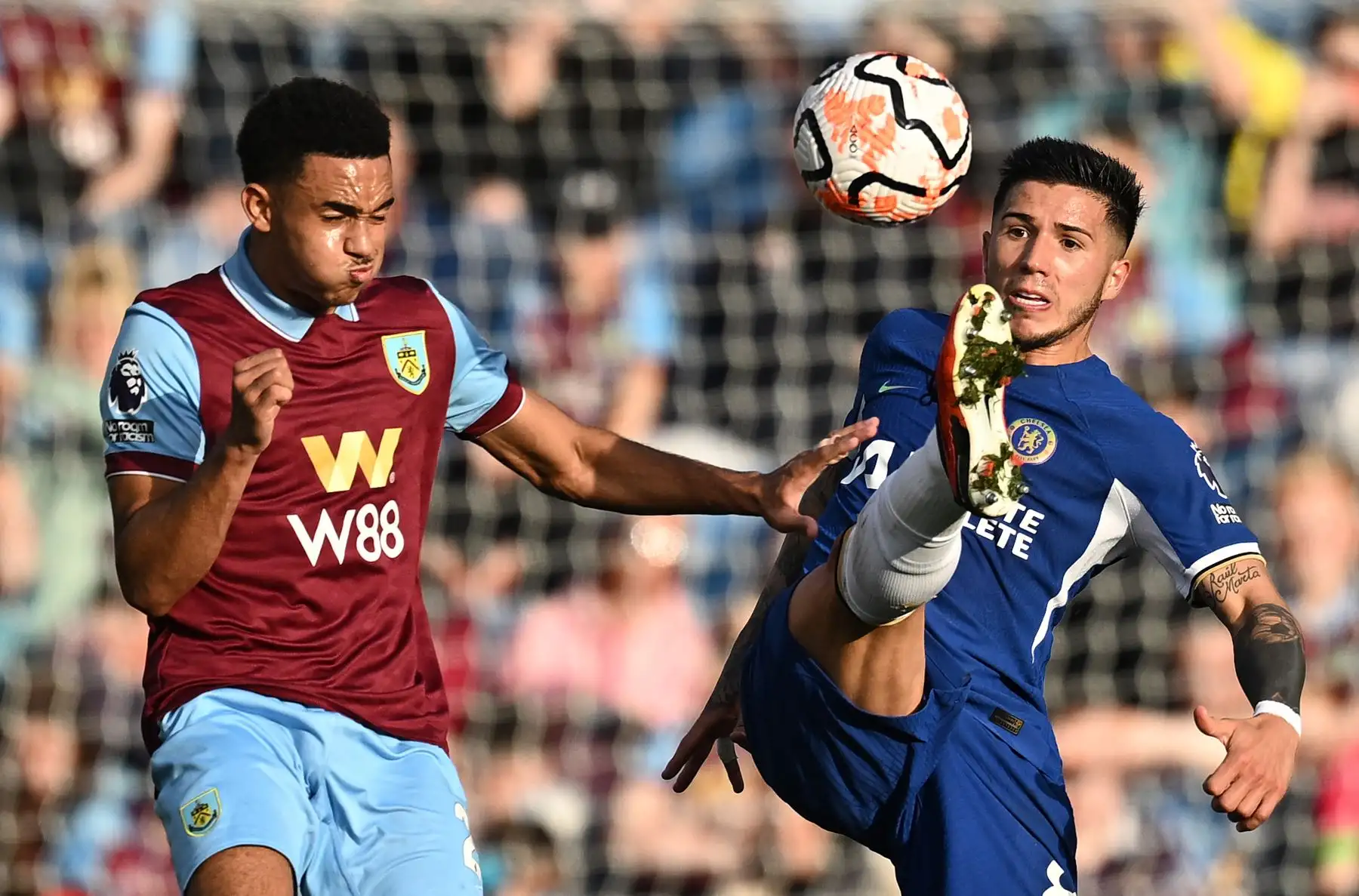 El centrocampista inglés de Burnley Aaron Ramsey compite con el centrocampista argentino de Chelsea Enzo Fernández durante el partido de fútbol de la Premier League inglesa entre Burnley y Chelsea en Turf Moor en Burnley, noroeste de Inglaterra. Foto. ANDINA/AFP