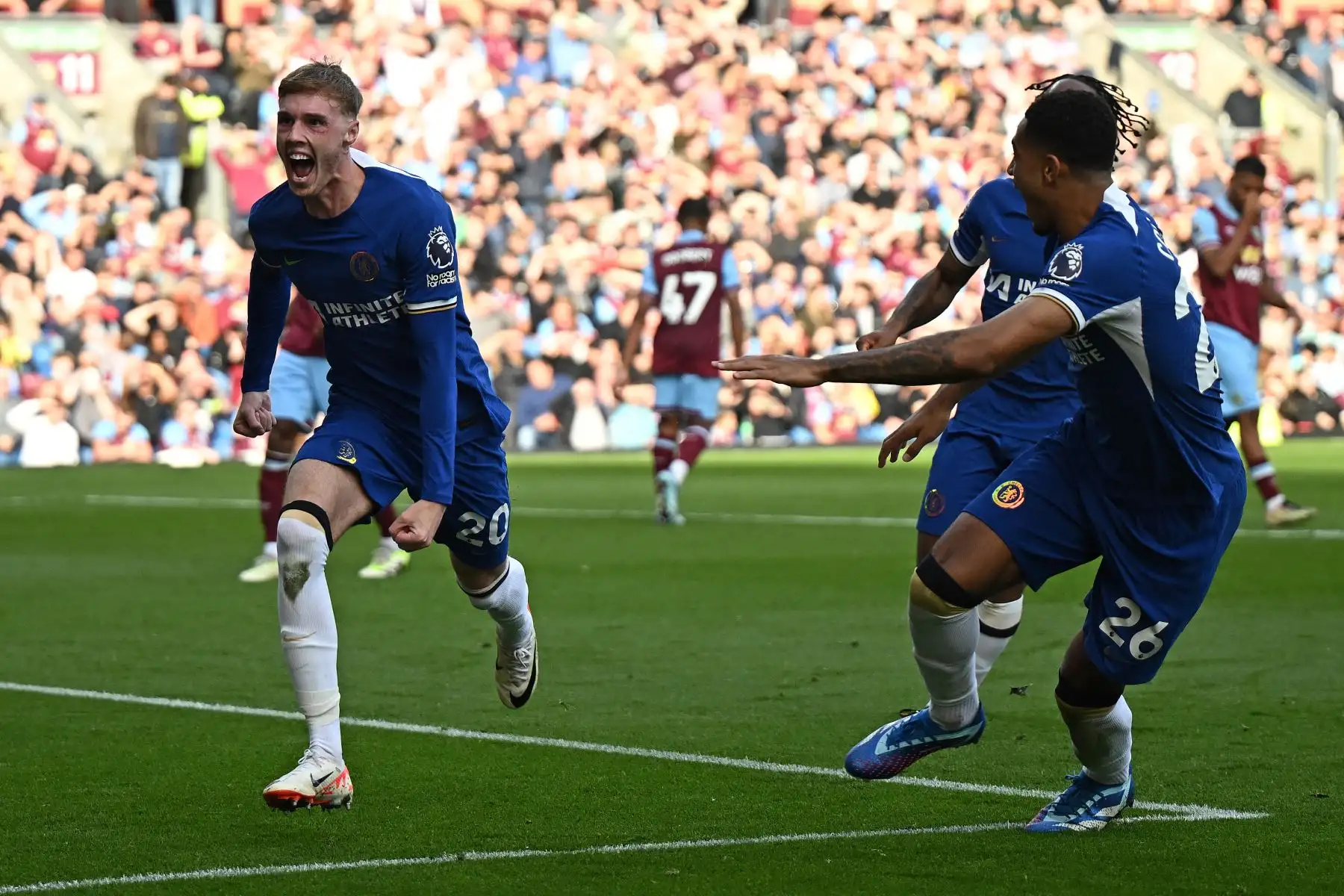 El centrocampista inglés del Chelsea Cole Palmer celebra marcar el segundo gol del equipo desde el punto de penalti durante el partido de fútbol de la Premier League inglesa entre Burnley y Chelsea en Turf Moor en Burnley, noroeste de Inglaterra. Foto. ANDINA/AFP