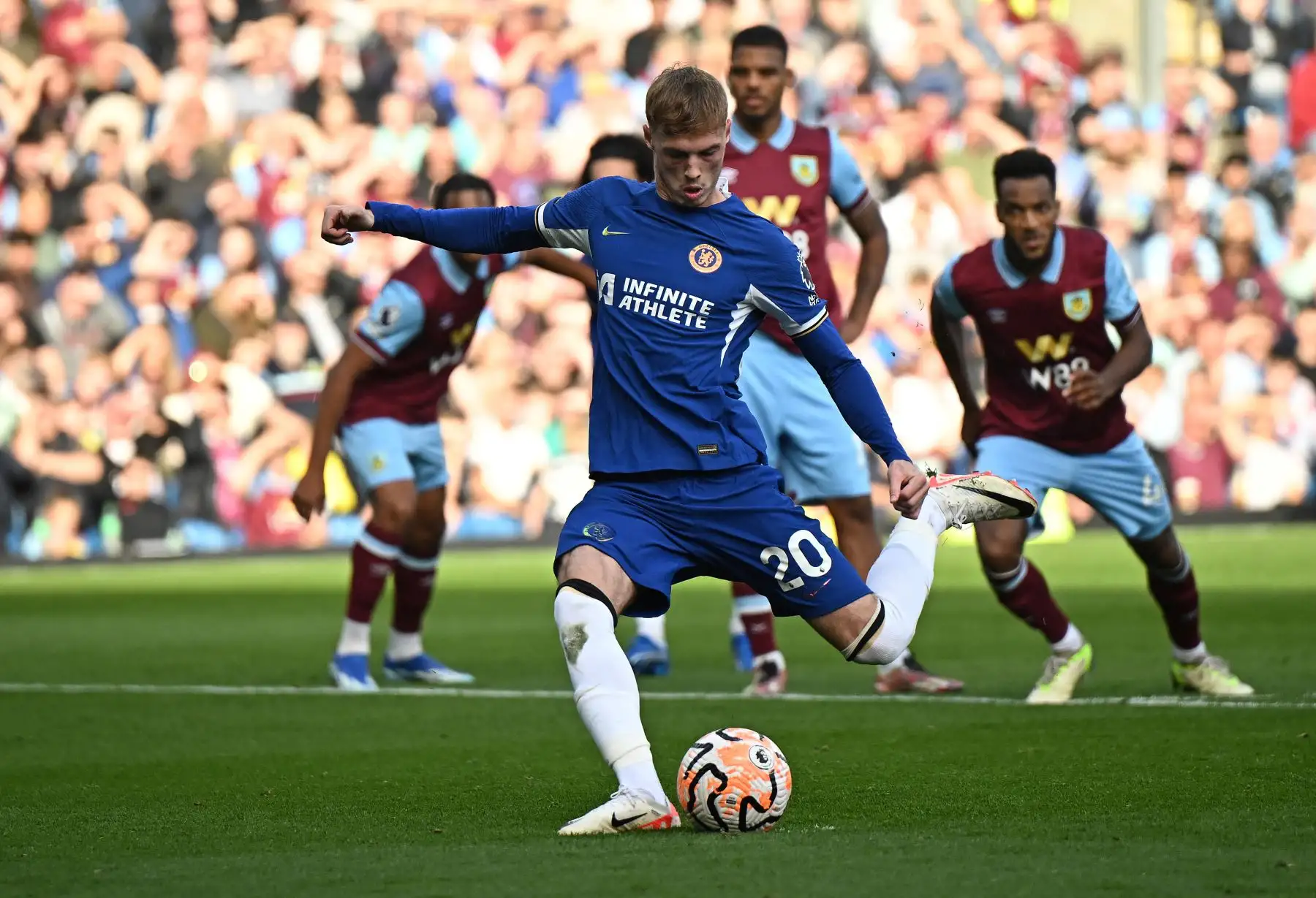 El centrocampista inglés del Chelsea Cole Palmer dispara desde el punto de penalti pero no logra marcar el segundo gol del equipo durante el partido de fútbol de la Premier League inglesa entre Burnley y Chelsea en Turf Moor en Burnley, noroeste de Inglaterra. Foto: ANDINA/AFP