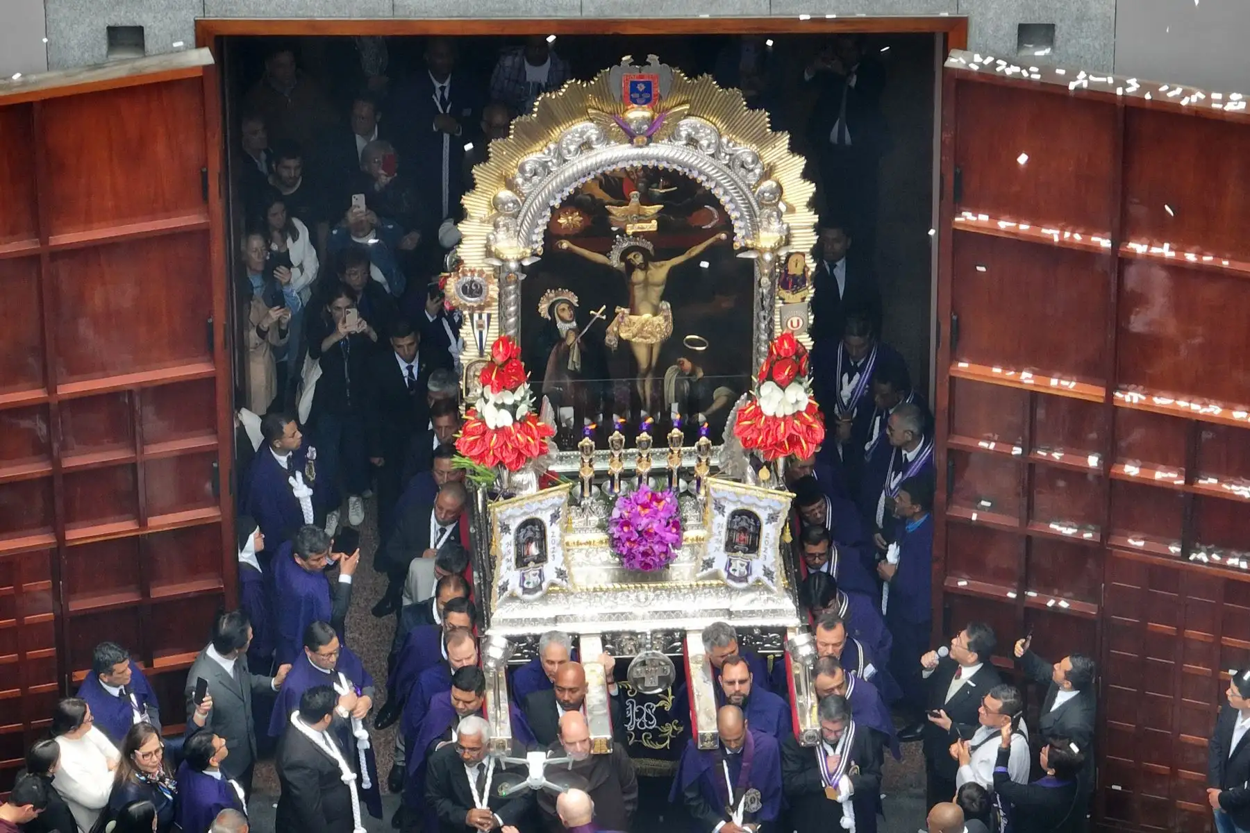 La Hermandad del Señor de los Milagros de Nazarenas recorrió las principales calles de Lima Cercado con la imagen del Cristo de Pachacamilla, Foto: ANDINA/Ricardo Cuba