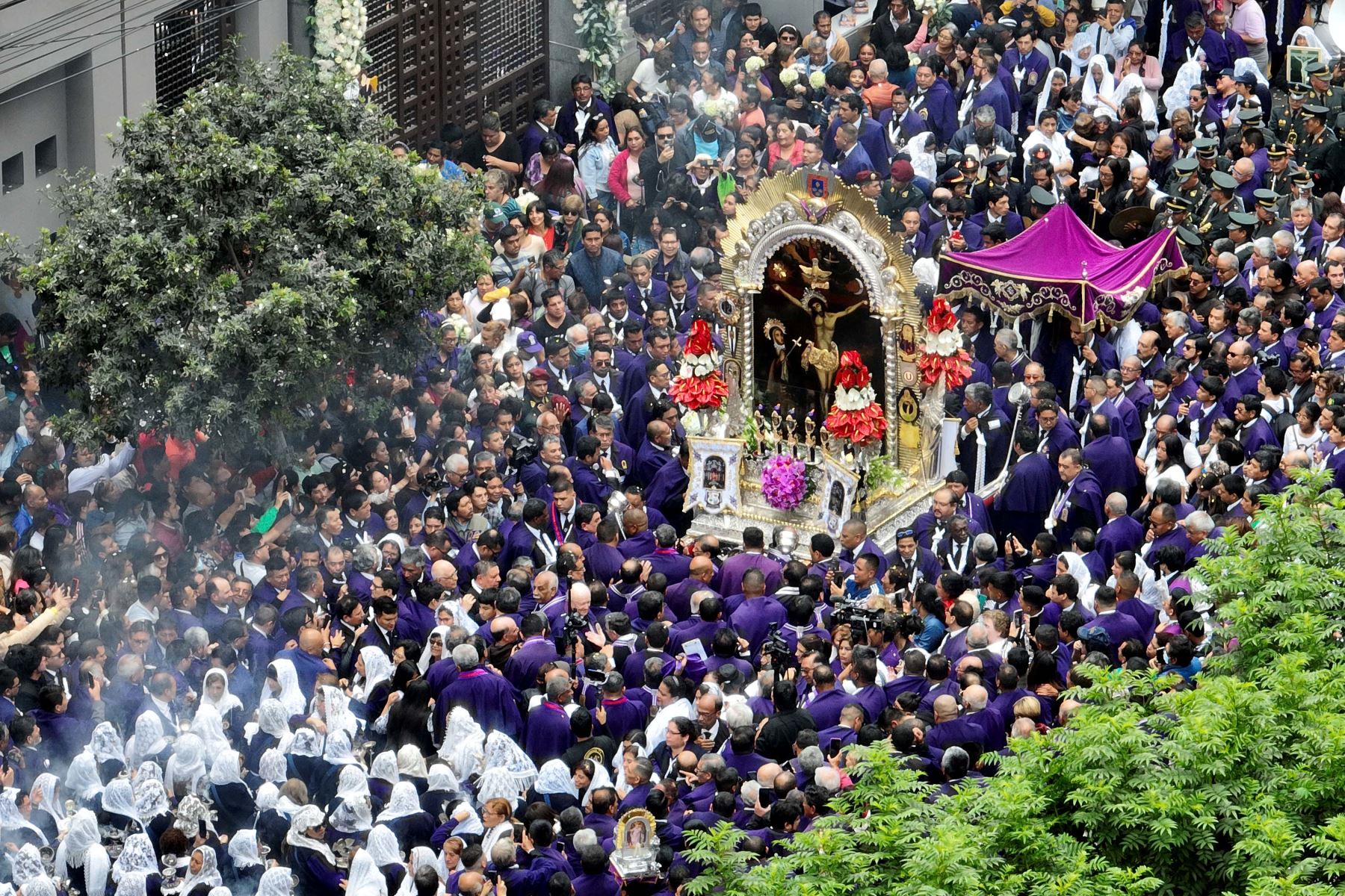 La Hermandad del Señor de los Milagros de Nazarenas recorrió las principales calles de Lima Cercado con la imagen del Cristo de Pachacamilla, Foto: ANDINA/Ricardo Cuba