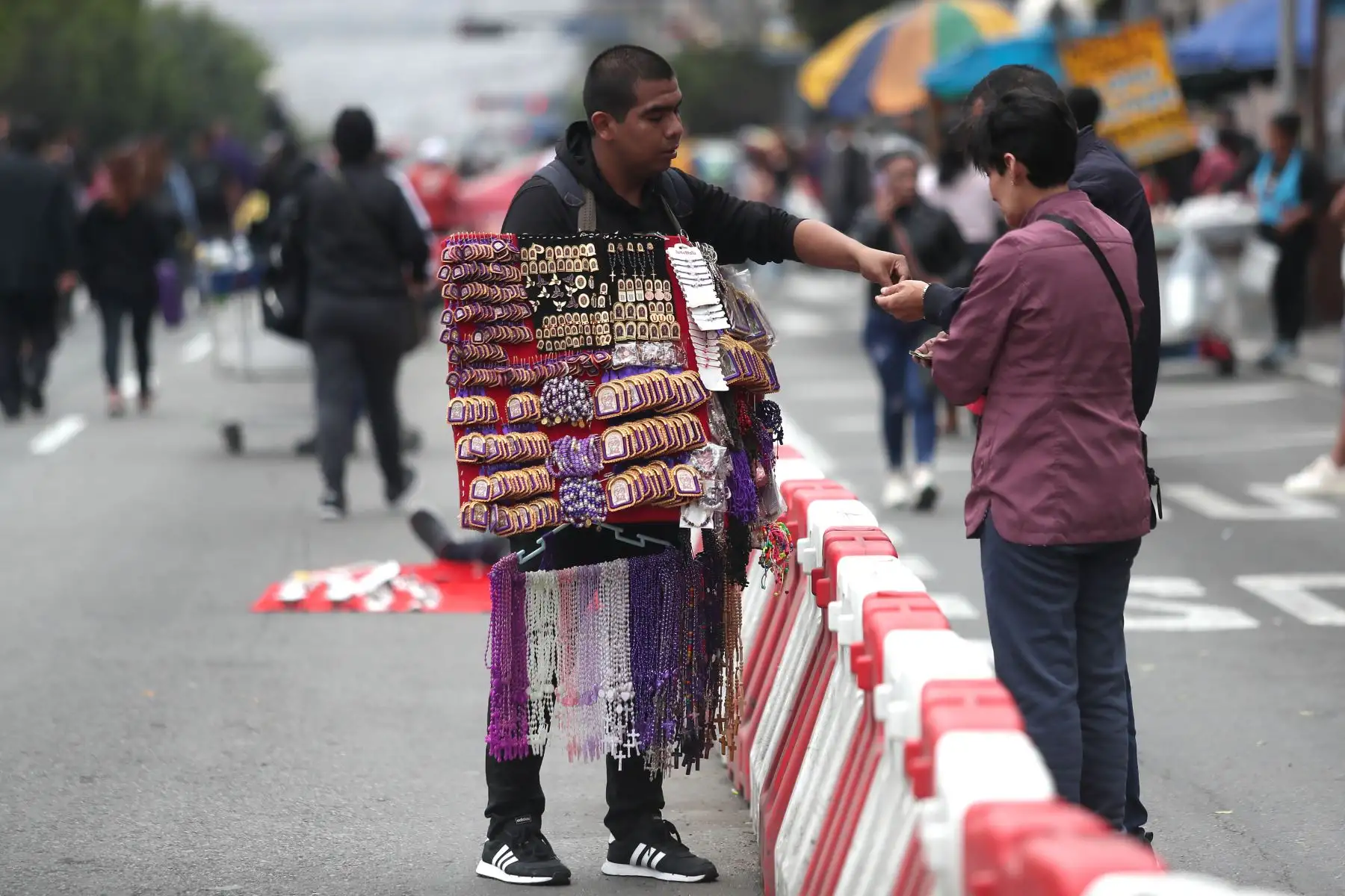 Entre una lluvia de pétalos de flores y emocionantes cantos a viva voz, la venerada imagen del Señor de los Milagros inició su primer recorrido procesional correspondiente al año 2023
Foto: ANDINA/Ricardo Cuba