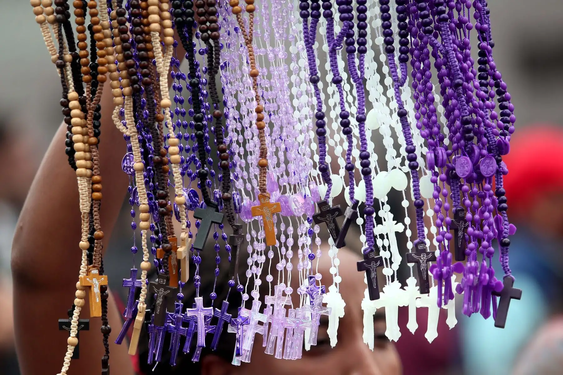 Entre una lluvia de pétalos de flores y emocionantes cantos a viva voz, la venerada imagen del Señor de los Milagros inició su primer recorrido procesional correspondiente al año 2023
Foto: ANDINA/Ricardo Cuba