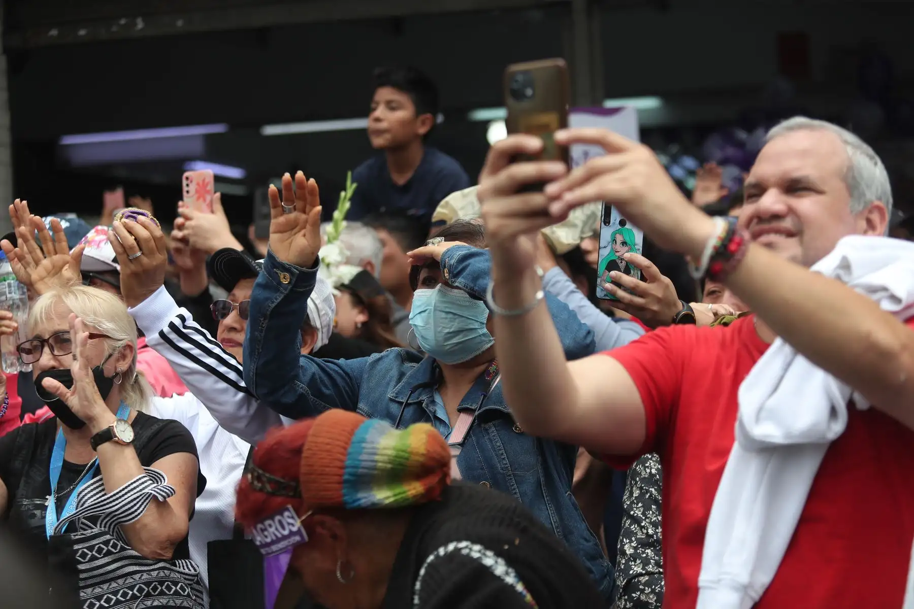 Entre una lluvia de pétalos de flores y emocionantes cantos a viva voz, la venerada imagen del Señor de los Milagros inició su primer recorrido procesional correspondiente al año 2023
Foto: ANDINA/Ricardo Cuba