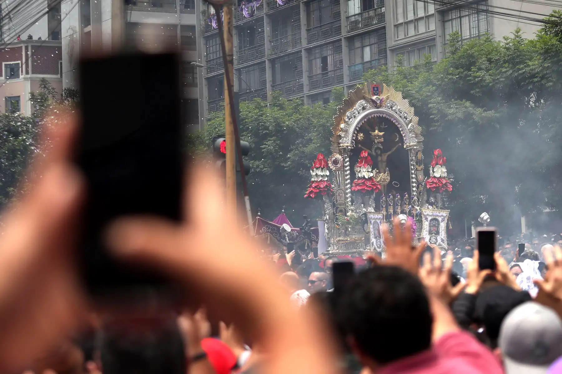 Entre una lluvia de pétalos de flores y emocionantes cantos a viva voz, la venerada imagen del Señor de los Milagros inició su primer recorrido procesional correspondiente al año 2023
Foto: ANDINA/Ricardo Cuba