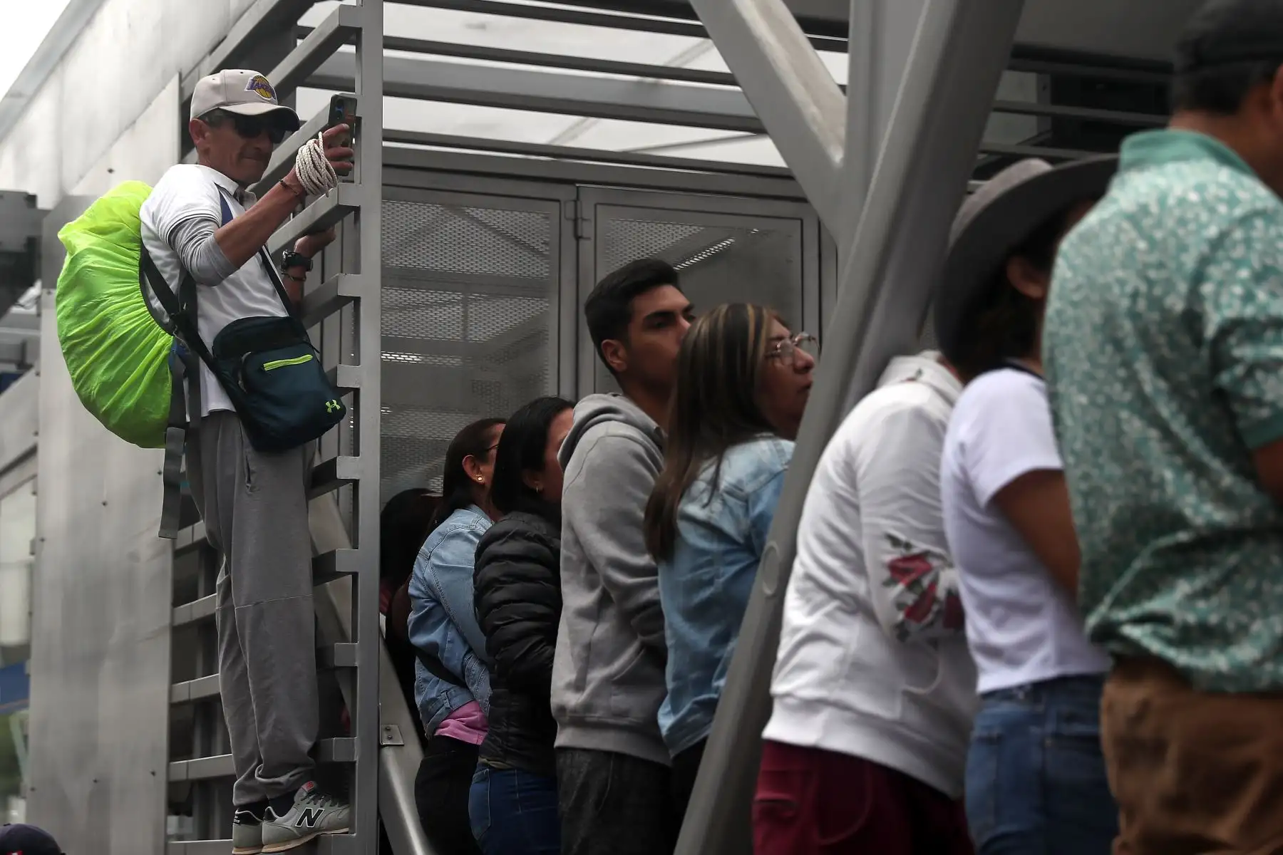 Entre una lluvia de pétalos de flores y emocionantes cantos a viva voz, la venerada imagen del Señor de los Milagros inició su primer recorrido procesional correspondiente al año 2023
Foto: ANDINA/Ricardo Cuba