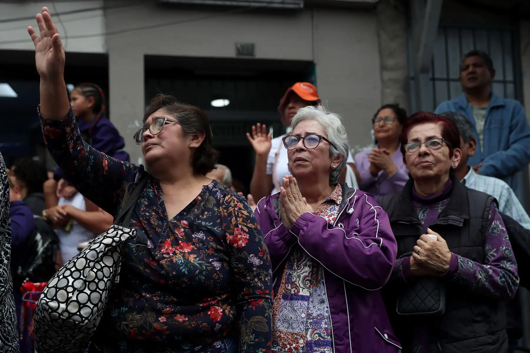 Entre una lluvia de pétalos de flores y emocionantes cantos a viva voz, la venerada imagen del Señor de los Milagros inició su primer recorrido procesional correspondiente al año 2023
Foto: ANDINA/Ricardo Cuba