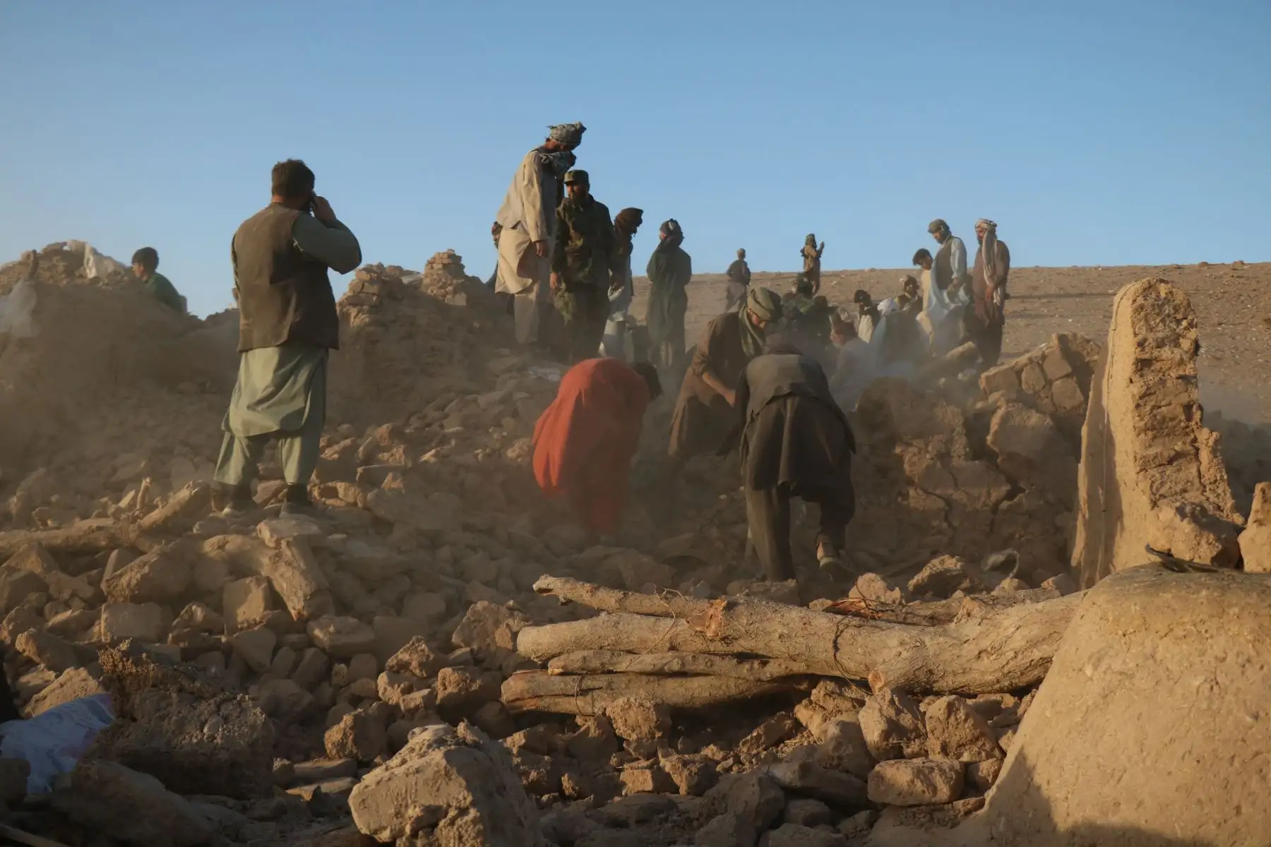 Residentes afganos limpian los escombros de una casa dañada después del terremoto en la aldea de Sarbuland del distrito de Zendeh Jan de la provincia de Herat.
Foto: AFP