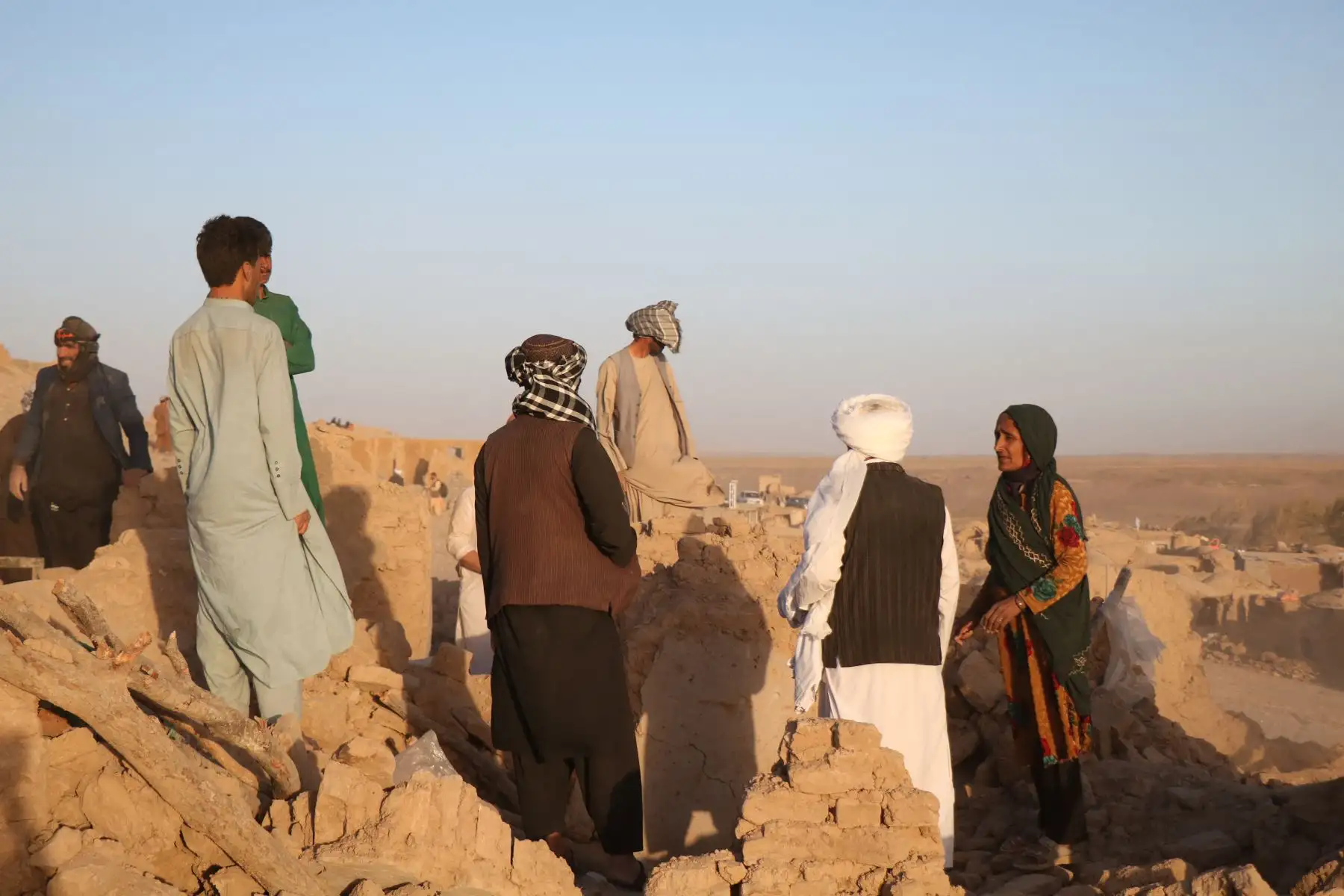 Residentes afganos limpian los escombros de una casa dañada después del terremoto en la aldea de Sarbuland del distrito de Zendeh Jan de la provincia de Herat.
Foto: AFP